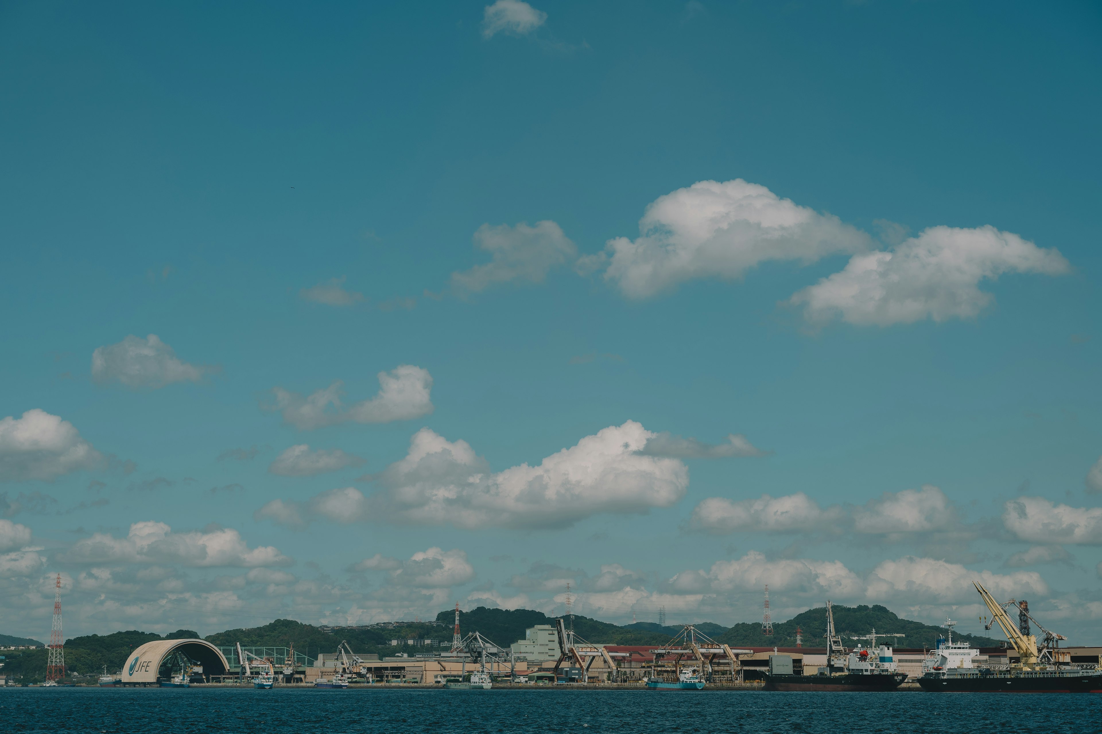 Hafenansicht unter einem blauen Himmel mit Wolken