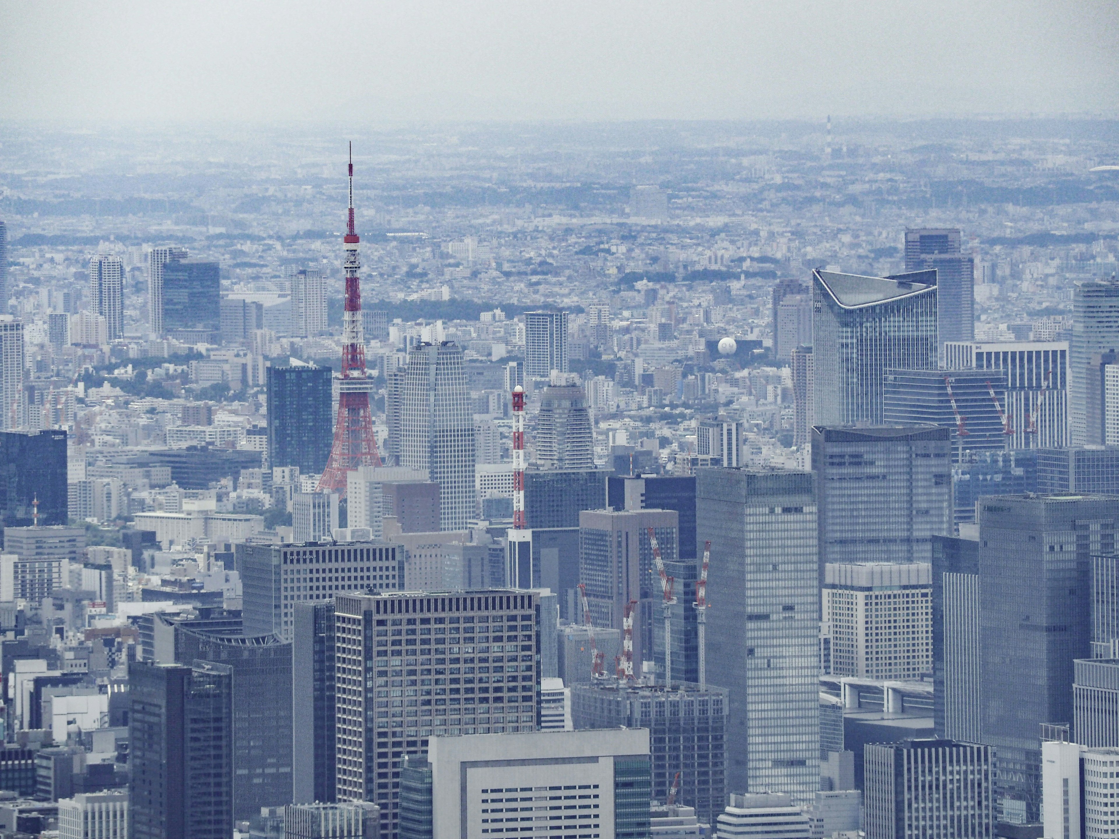 Vue aérienne de la skyline de Tokyo avec la Tour de Tokyo et des gratte-ciel modernes