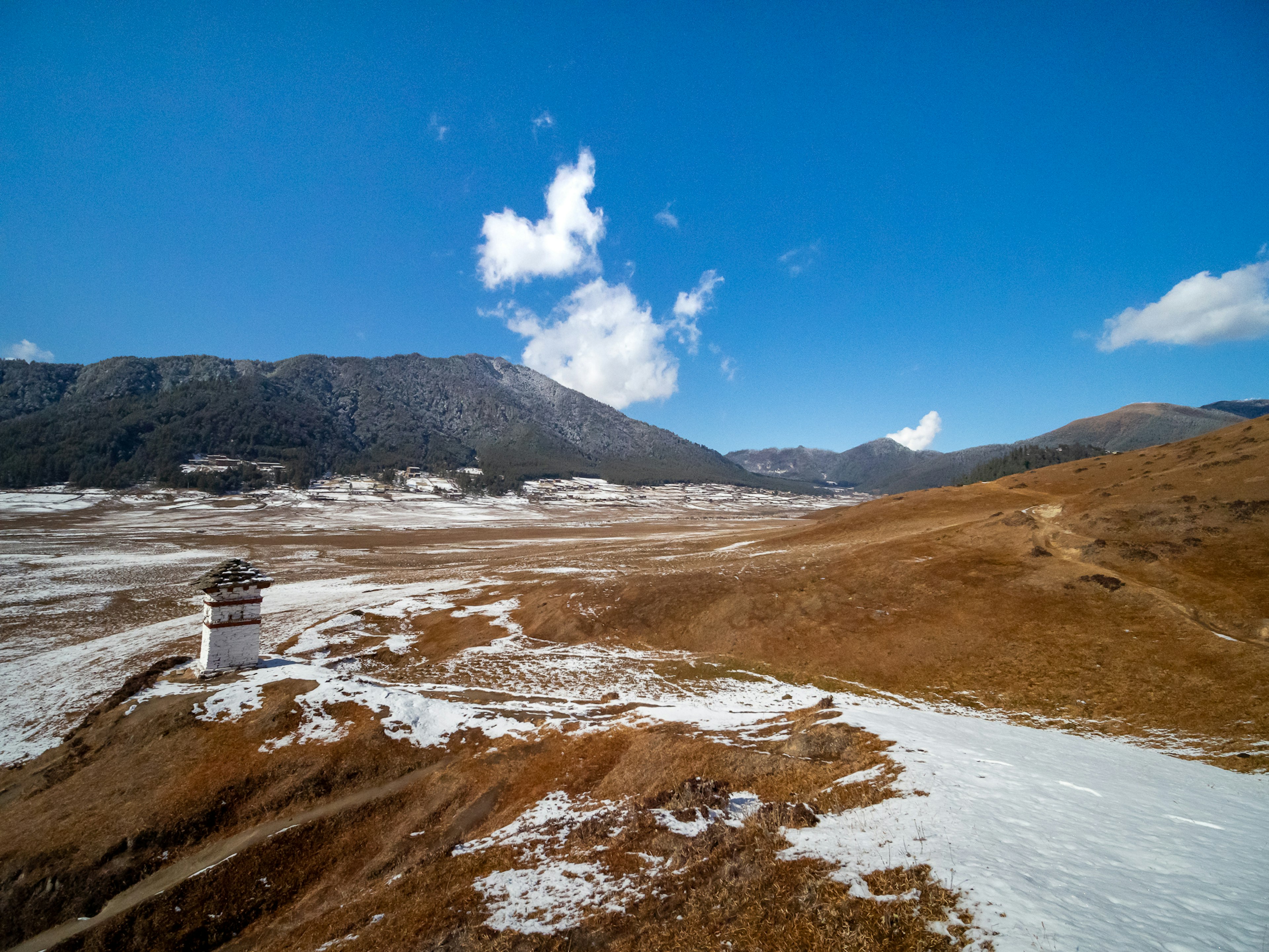 Landschaft mit schneebedecktem Boden und klarem blauen Himmel