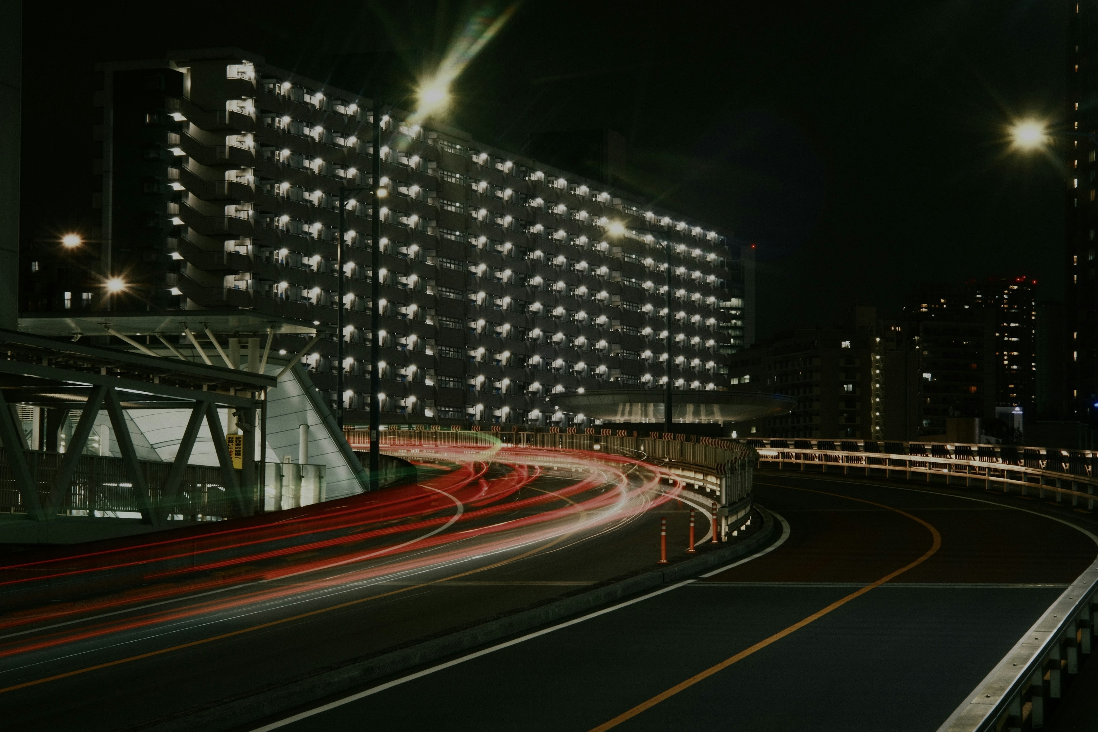 夜の都市景観 車道と駐車場の明かり