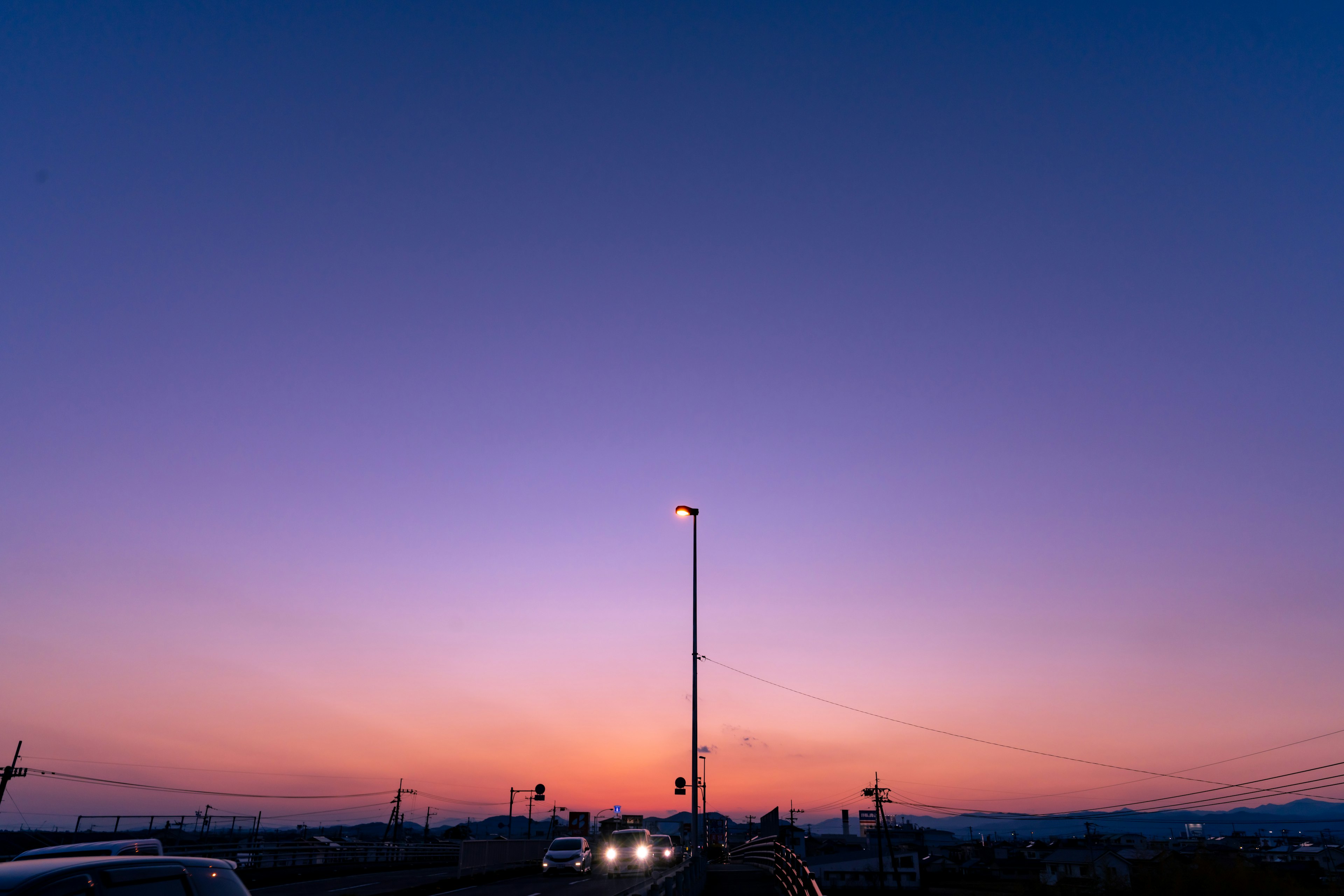 夕焼けの美しいグラデーションと街灯がある風景