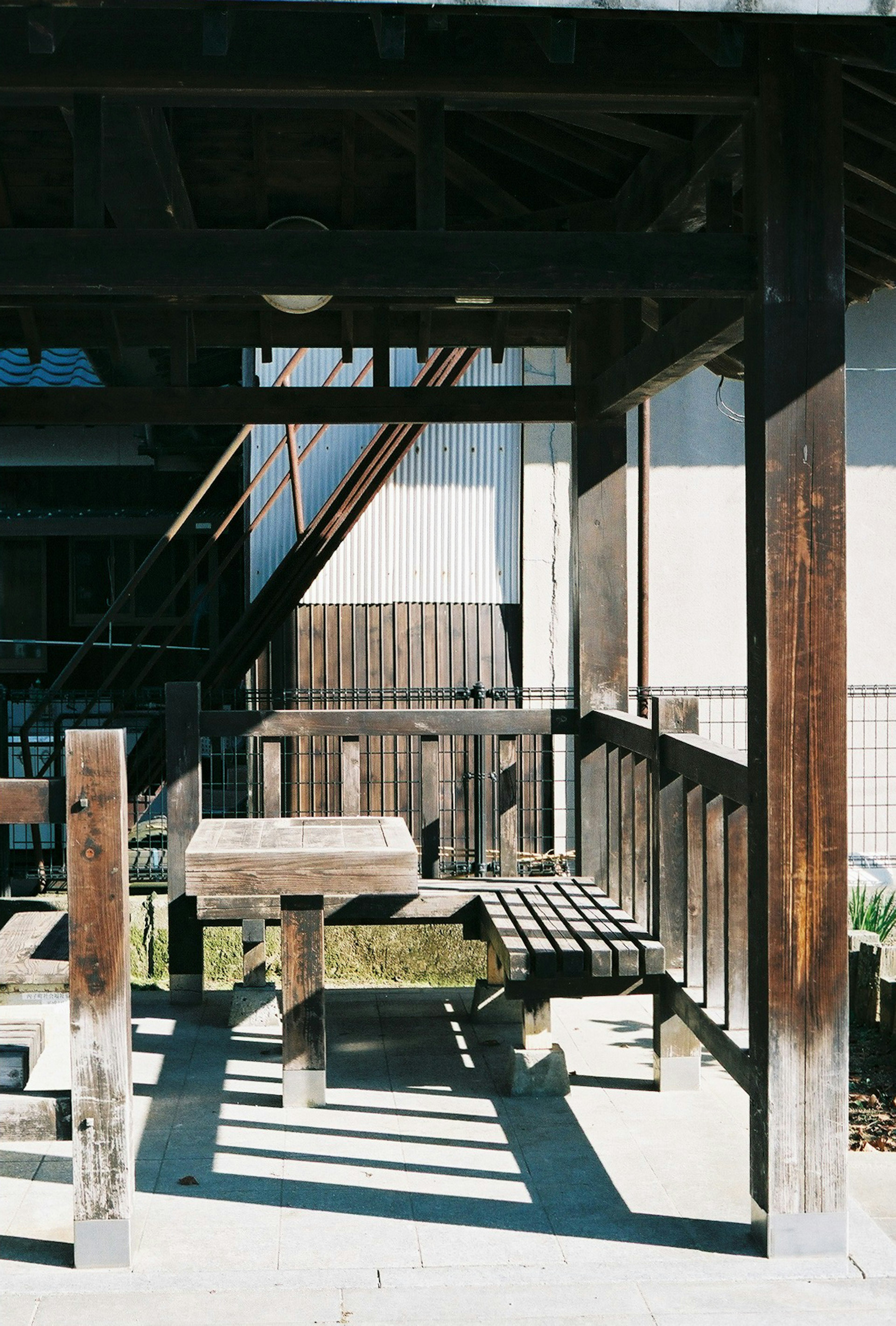 Mesa y bancos de madera en un espacio exterior tranquilo