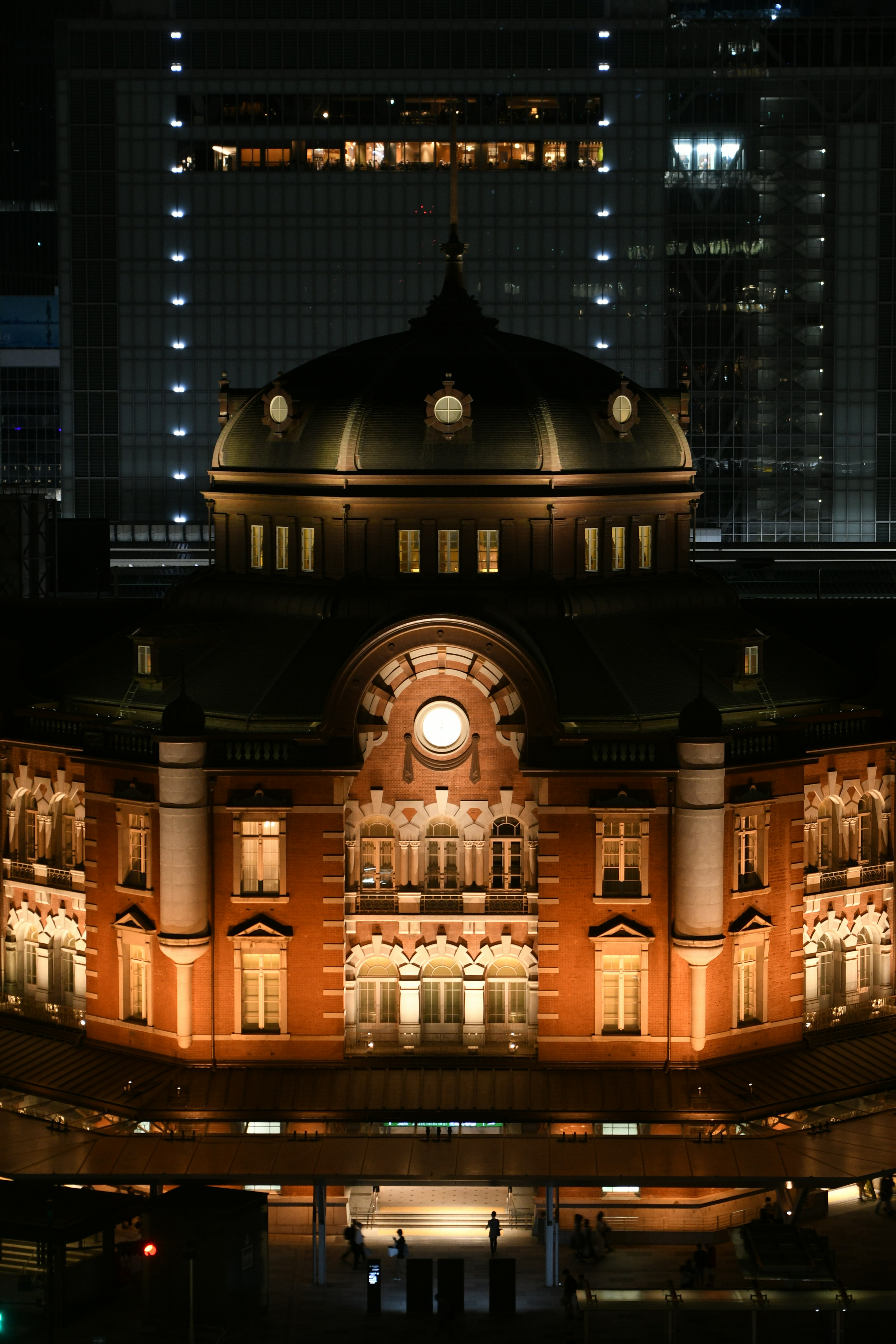 Beleuchtete Architektur des Bahnhofs Tokio bei Nacht