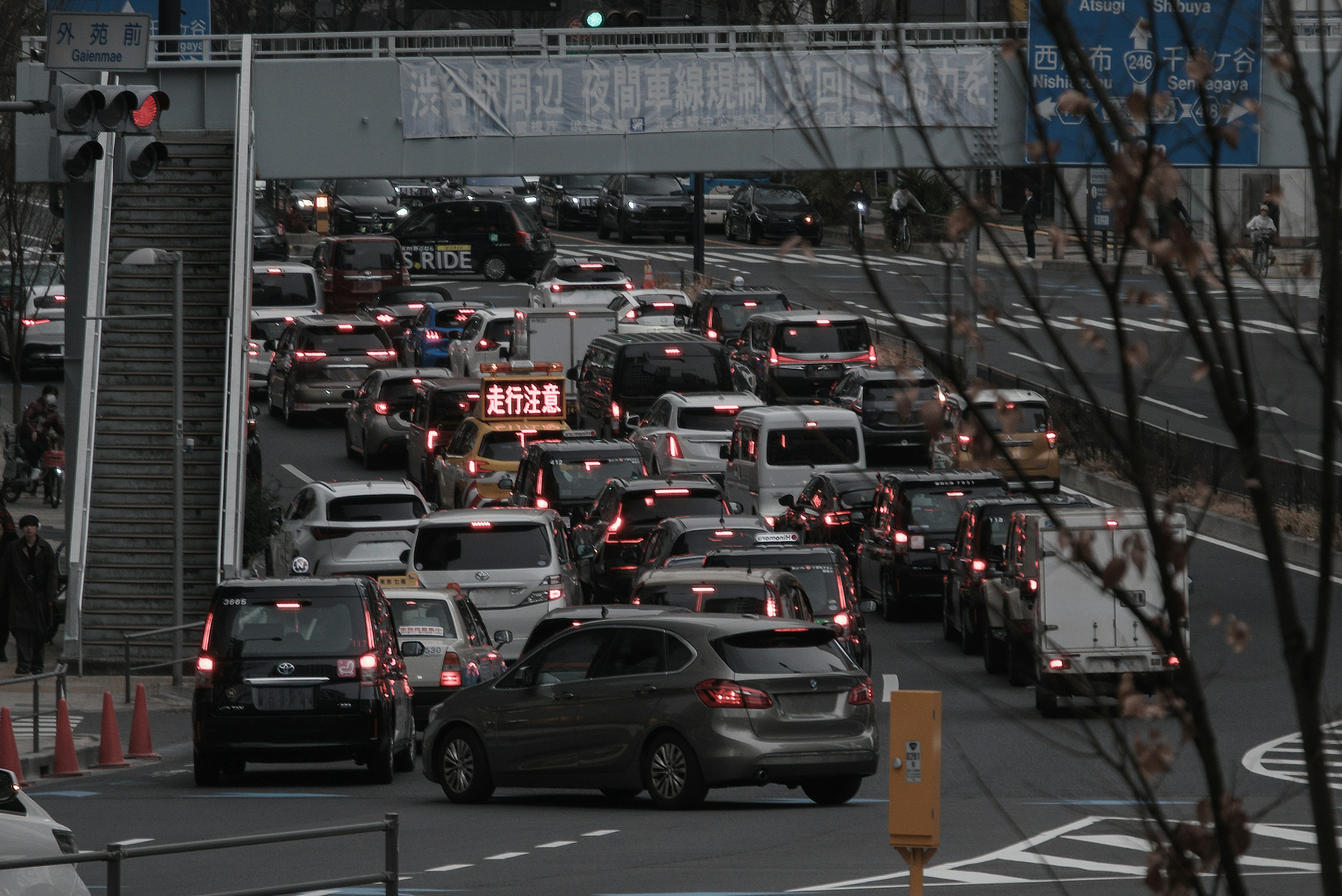 繁忙的城市交通场景，许多车辆在交叉口停靠