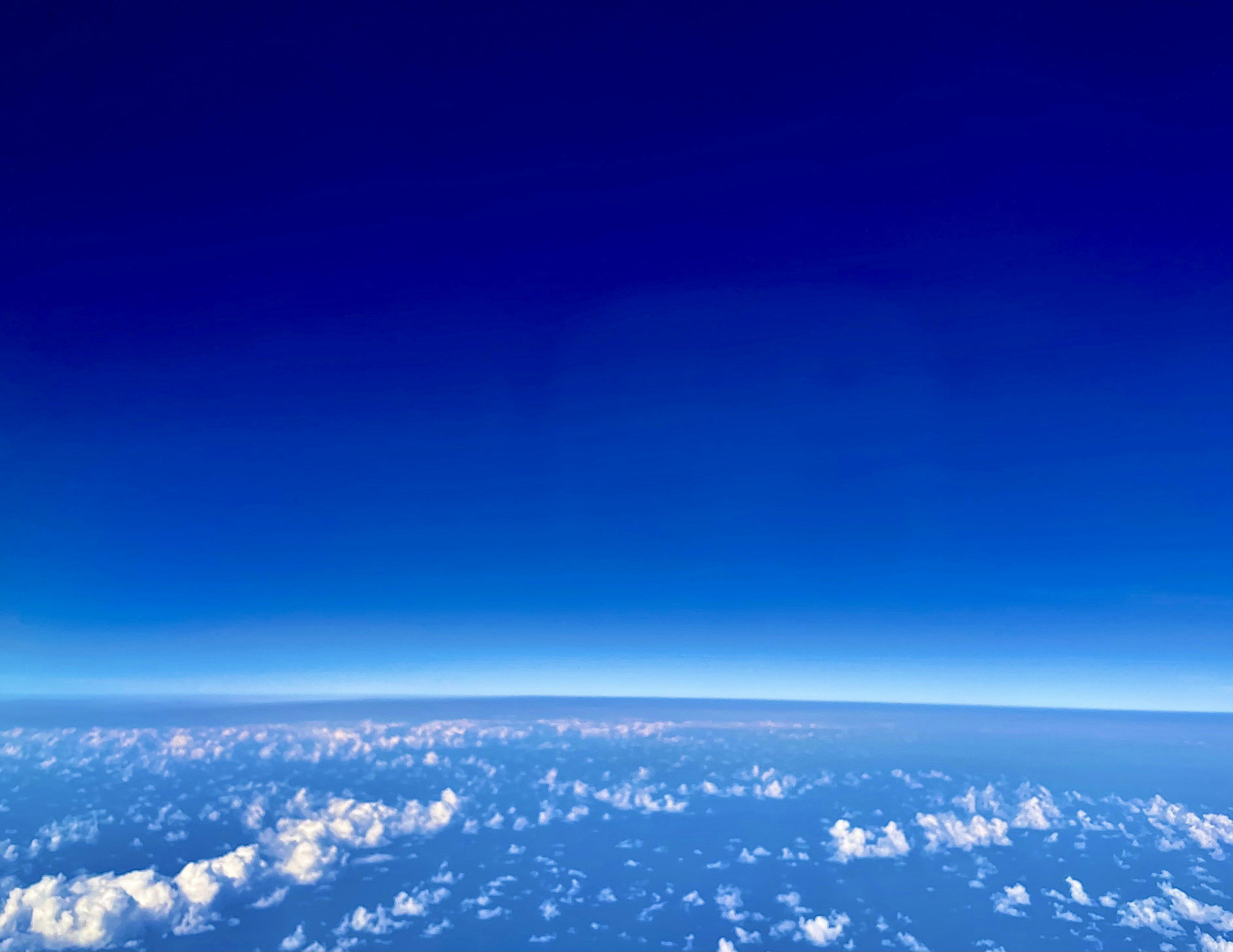 Langit biru luas dengan awan putih berbulu