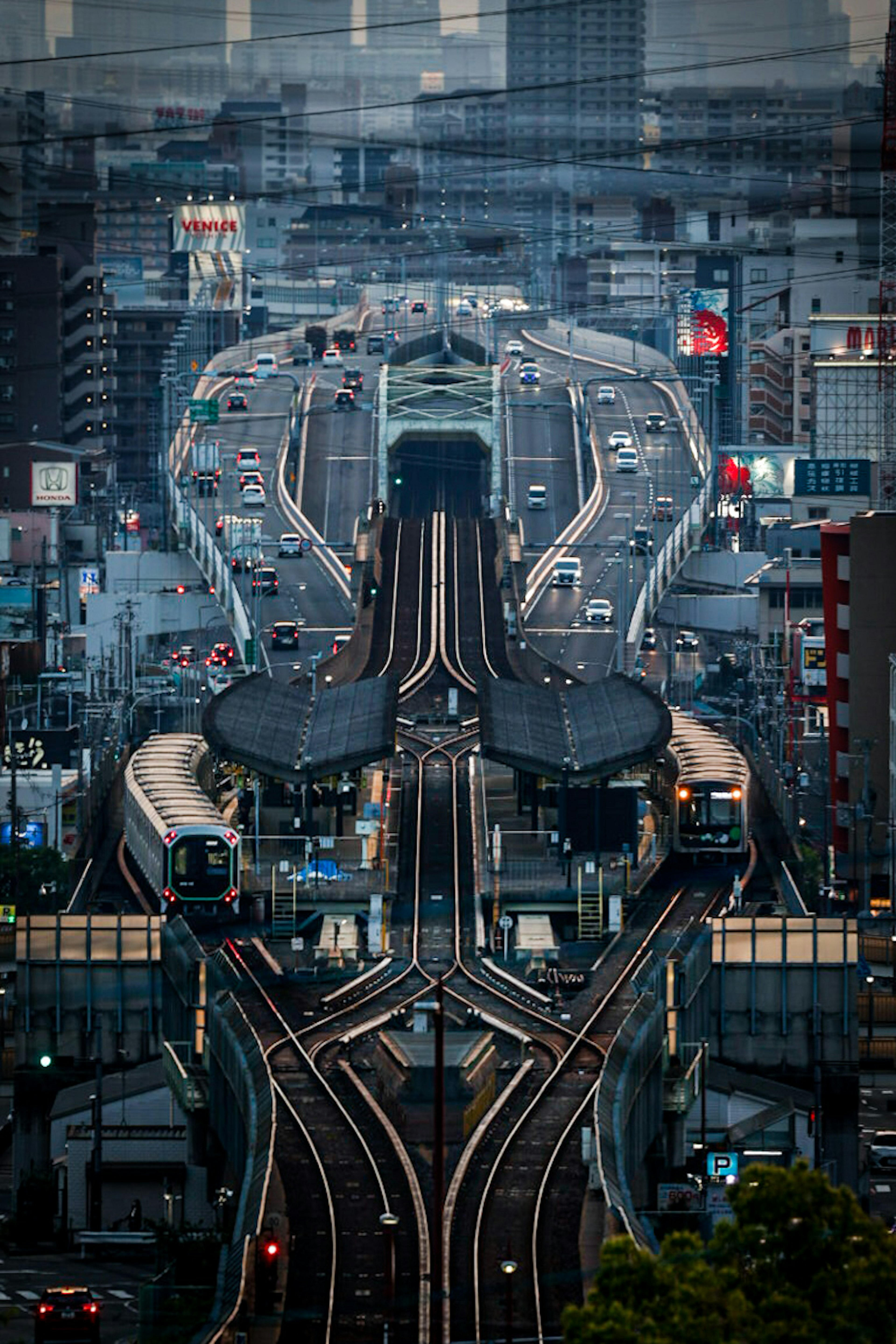 都市の交通の交差点と鉄道の風景が広がる夜の光景