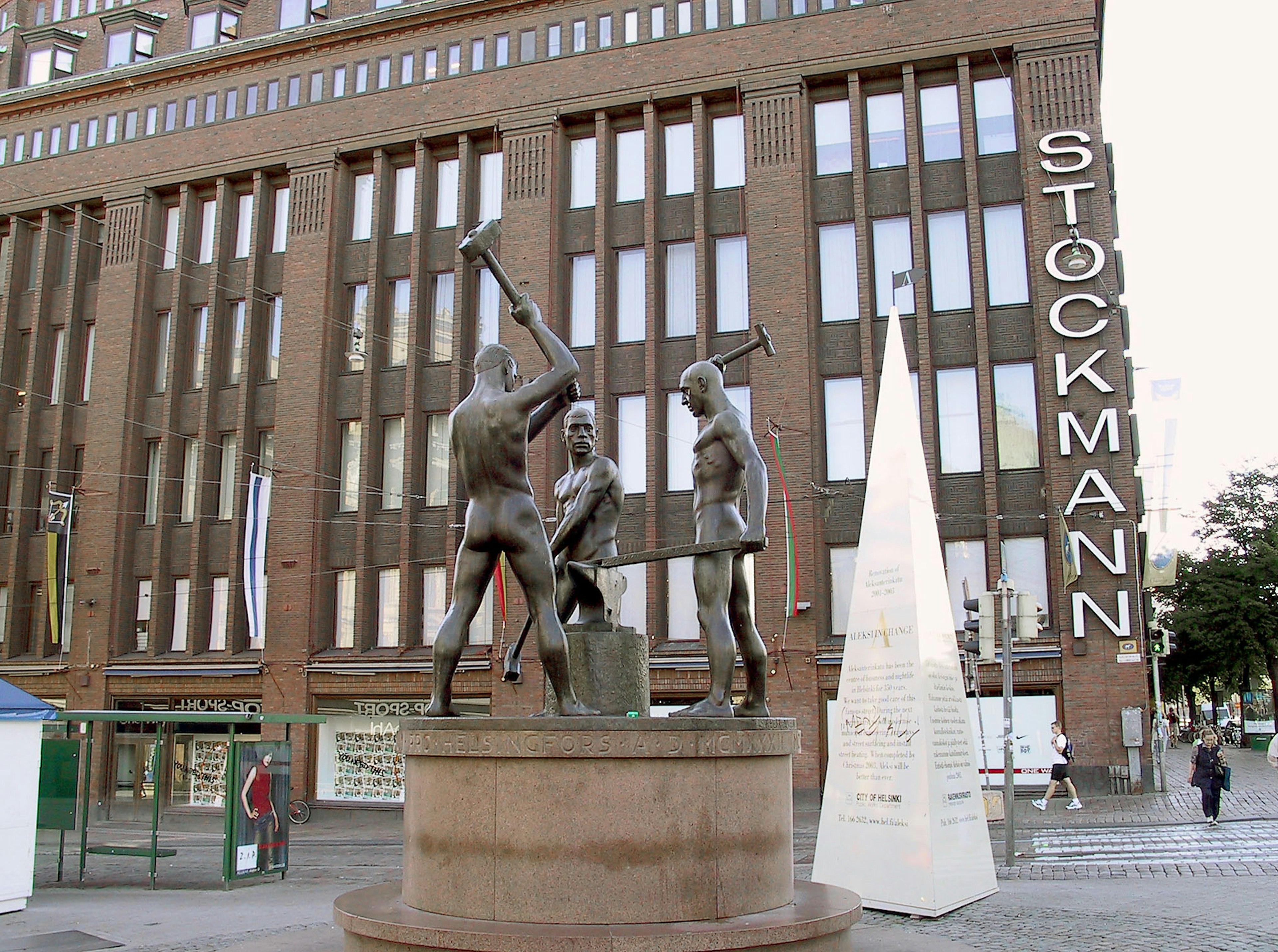 Immagine che mette in risalto una scultura davanti all'edificio Stockmann