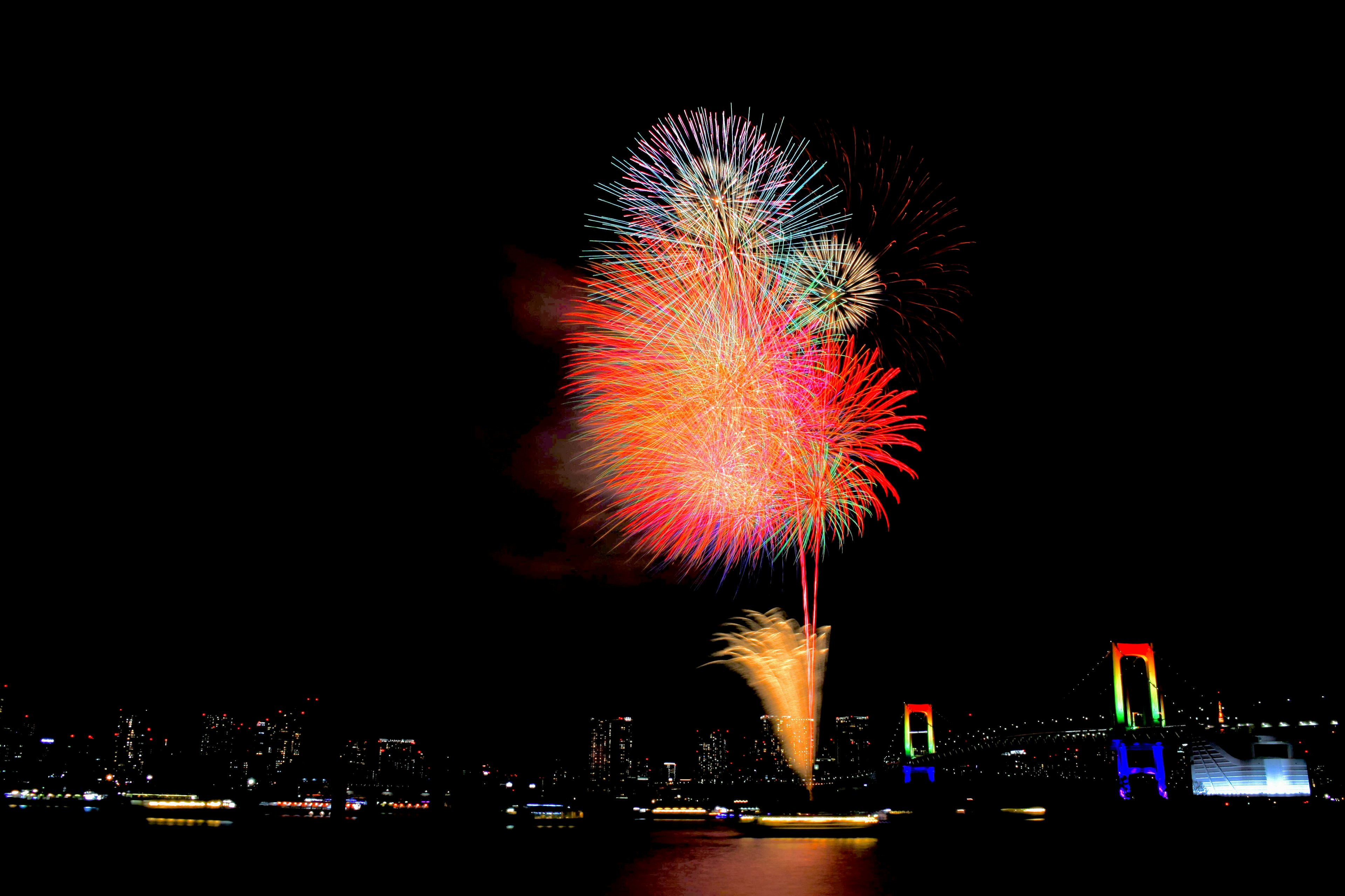 夜空中綻放的五彩煙火和彩虹橋的景色