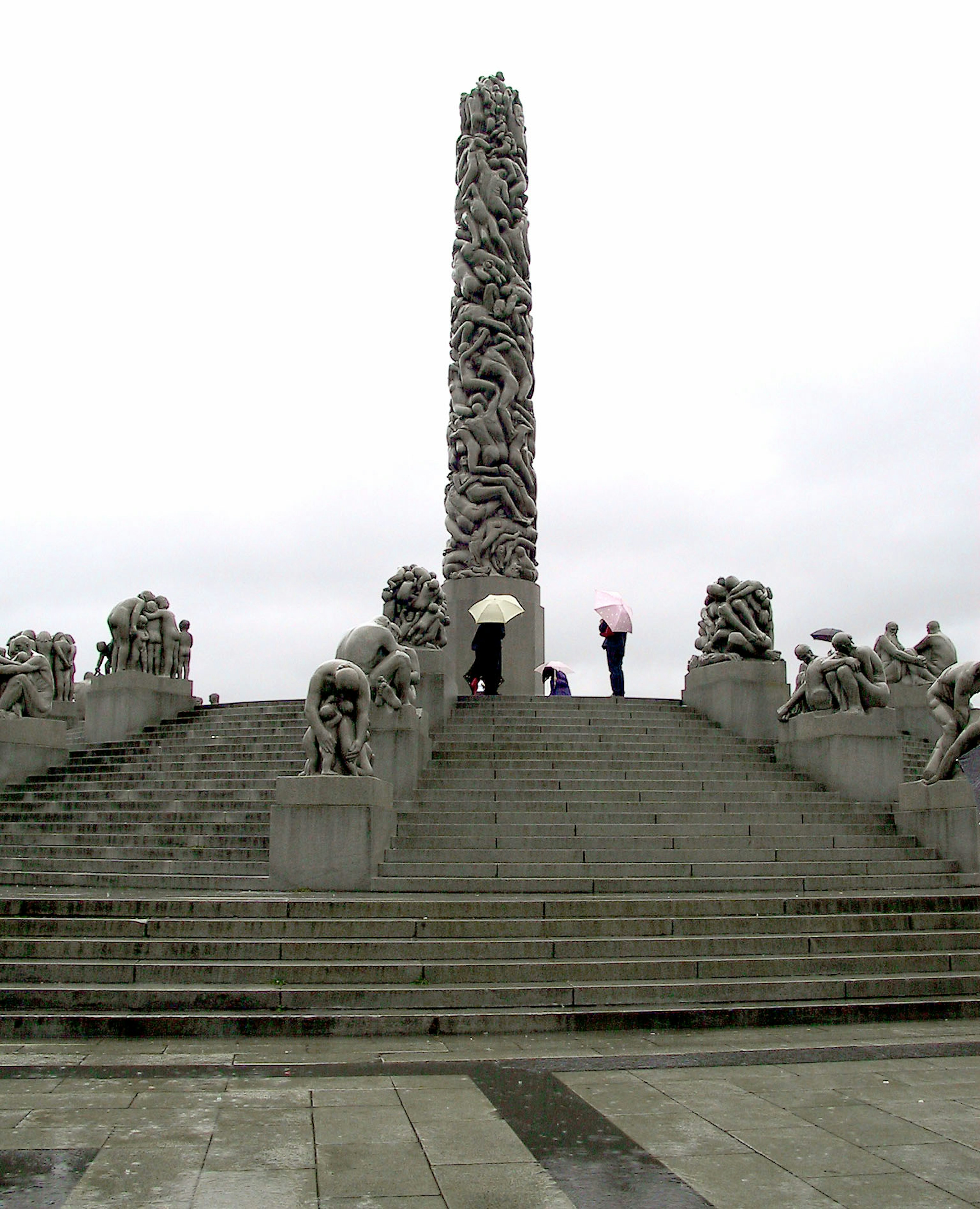 Un alto monumento con sculture intricate si erge in cima a una larga scalinata