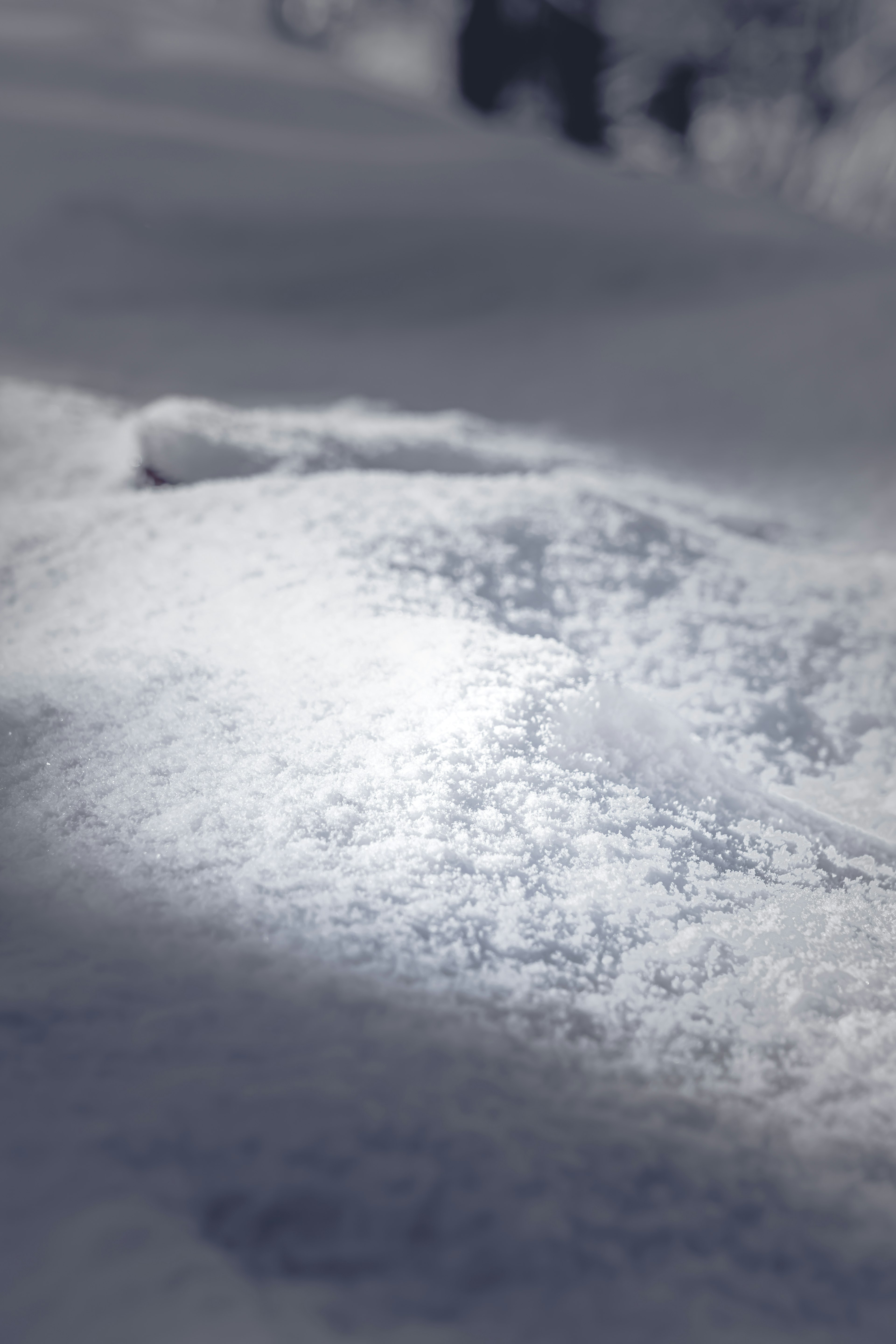 Luce che si riflette su una superficie innevata