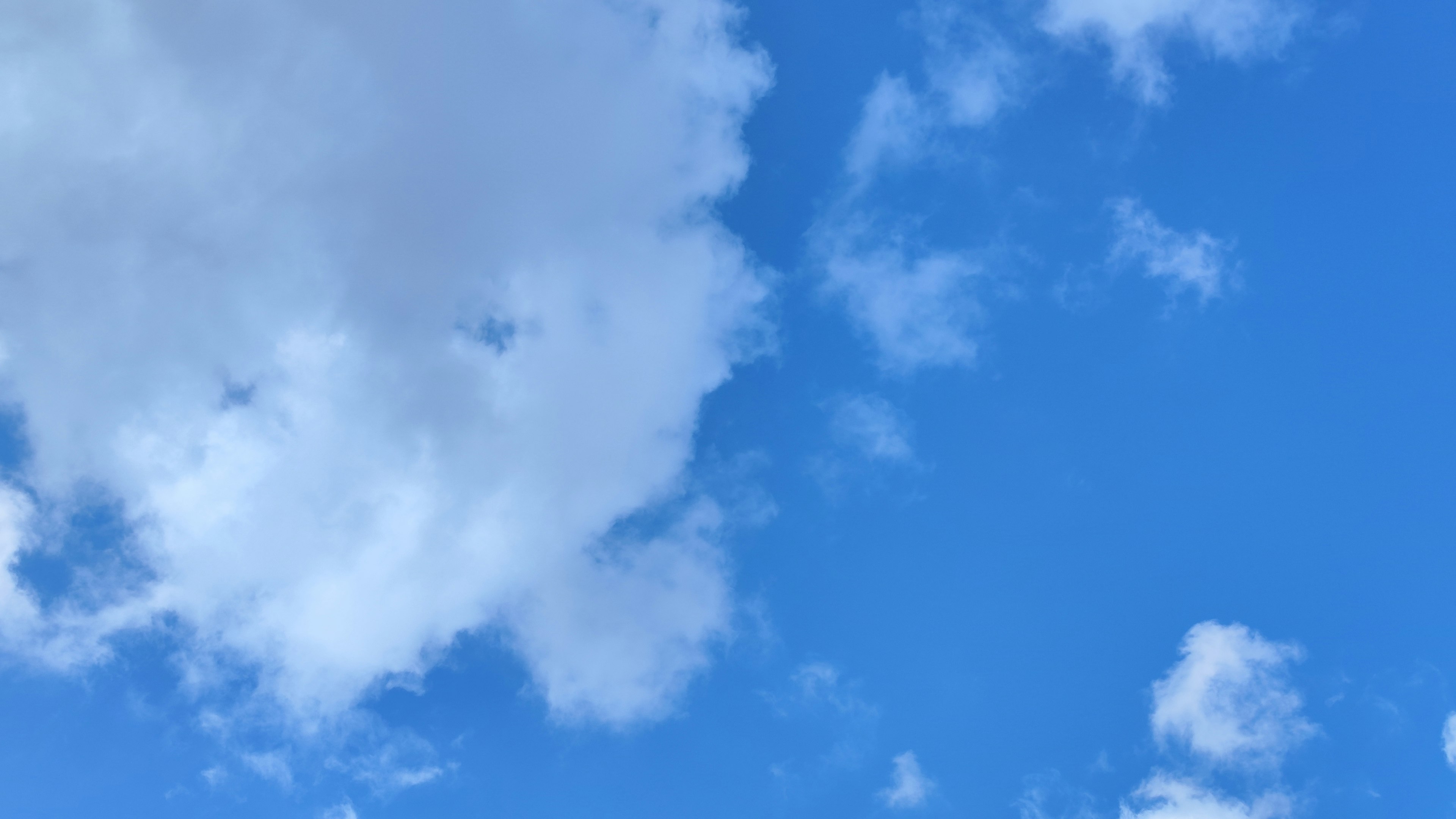 Ciel bleu clair avec des nuages blancs duveteux