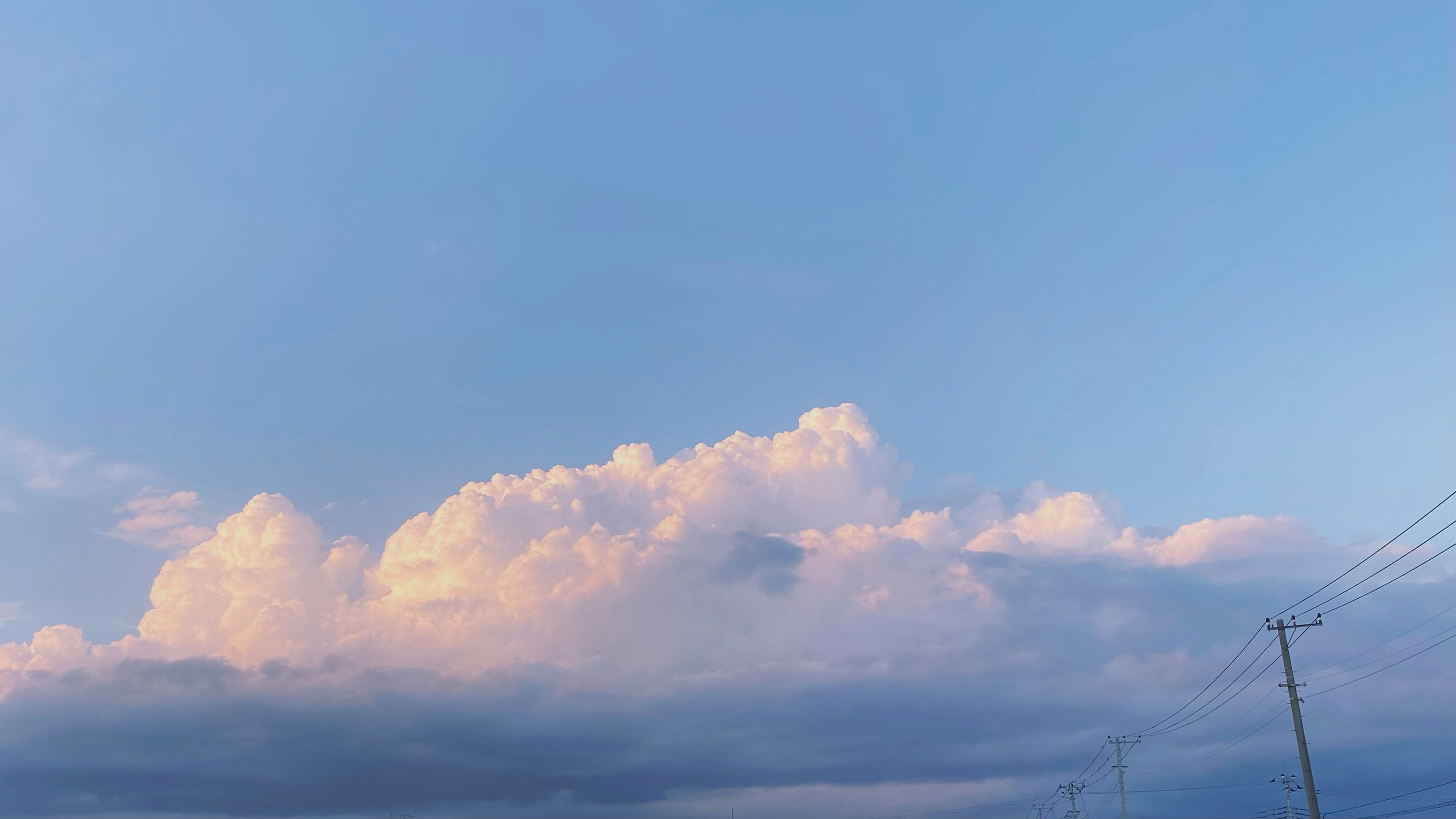 青空に浮かぶふんわりした雲の風景