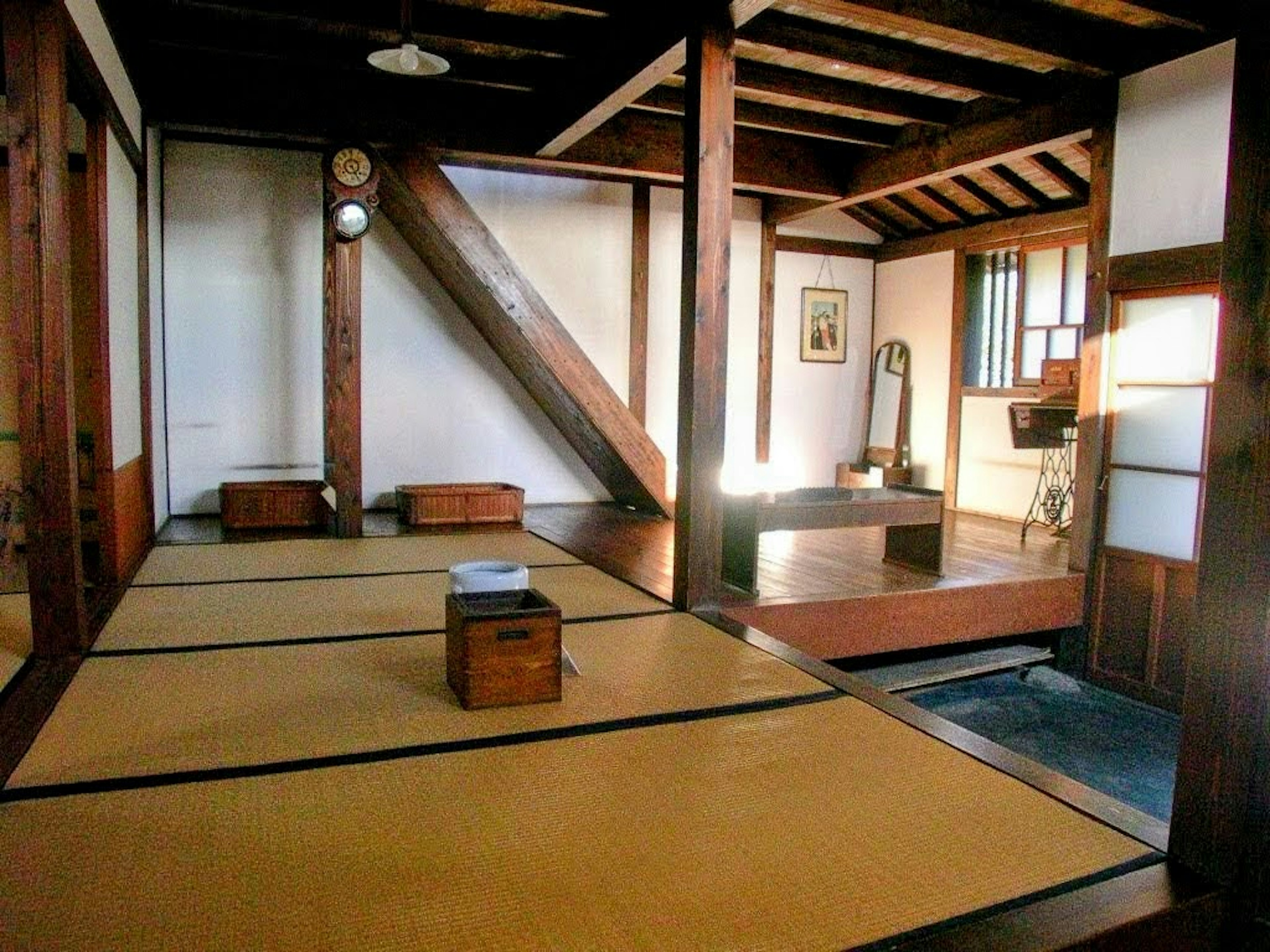 Traditionelles japanisches Zimmerinterieur mit Holzbalken und Tatami-Matten