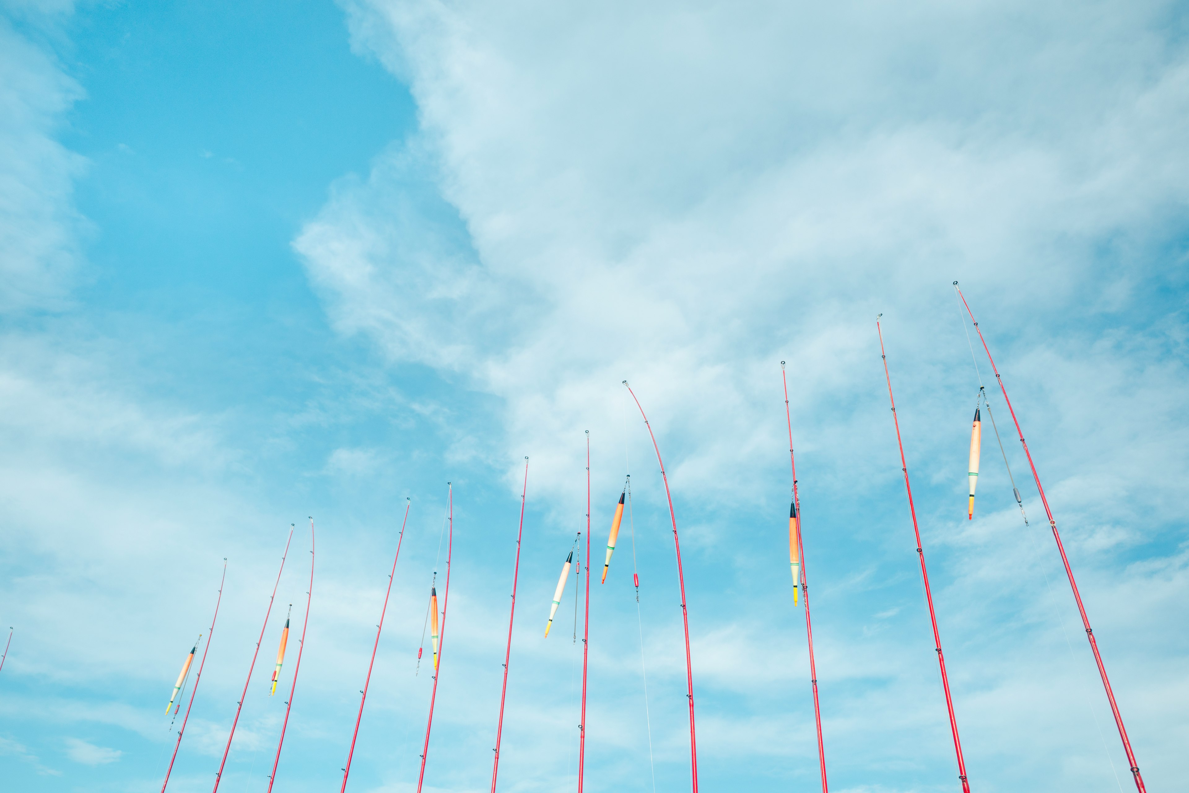 Pôles hauts avec des tissus colorés sous un ciel bleu