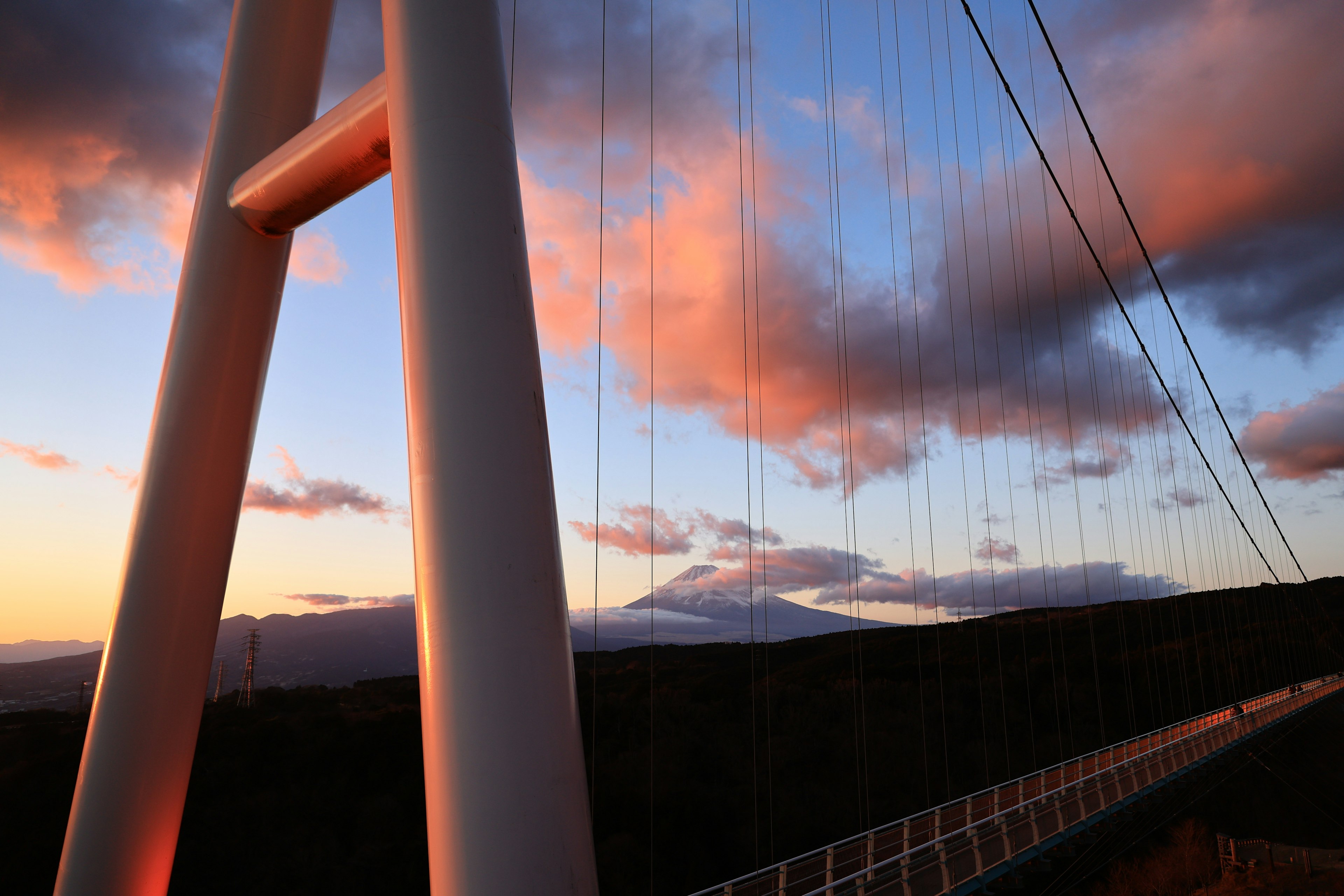 Beau paysage avec un pont suspendu et un ciel au coucher du soleil