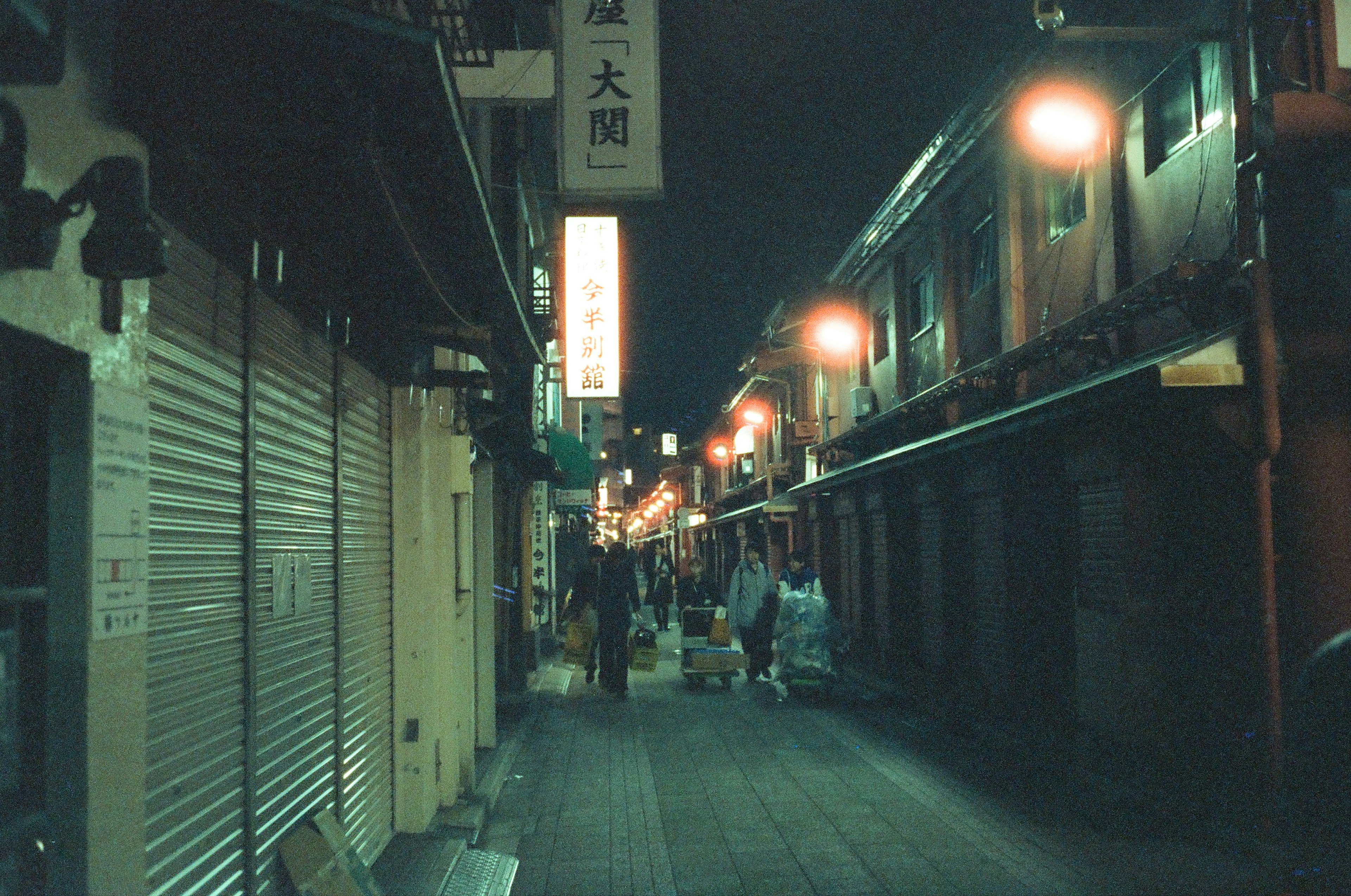 夜の街並みと提灯が灯る静かな通り