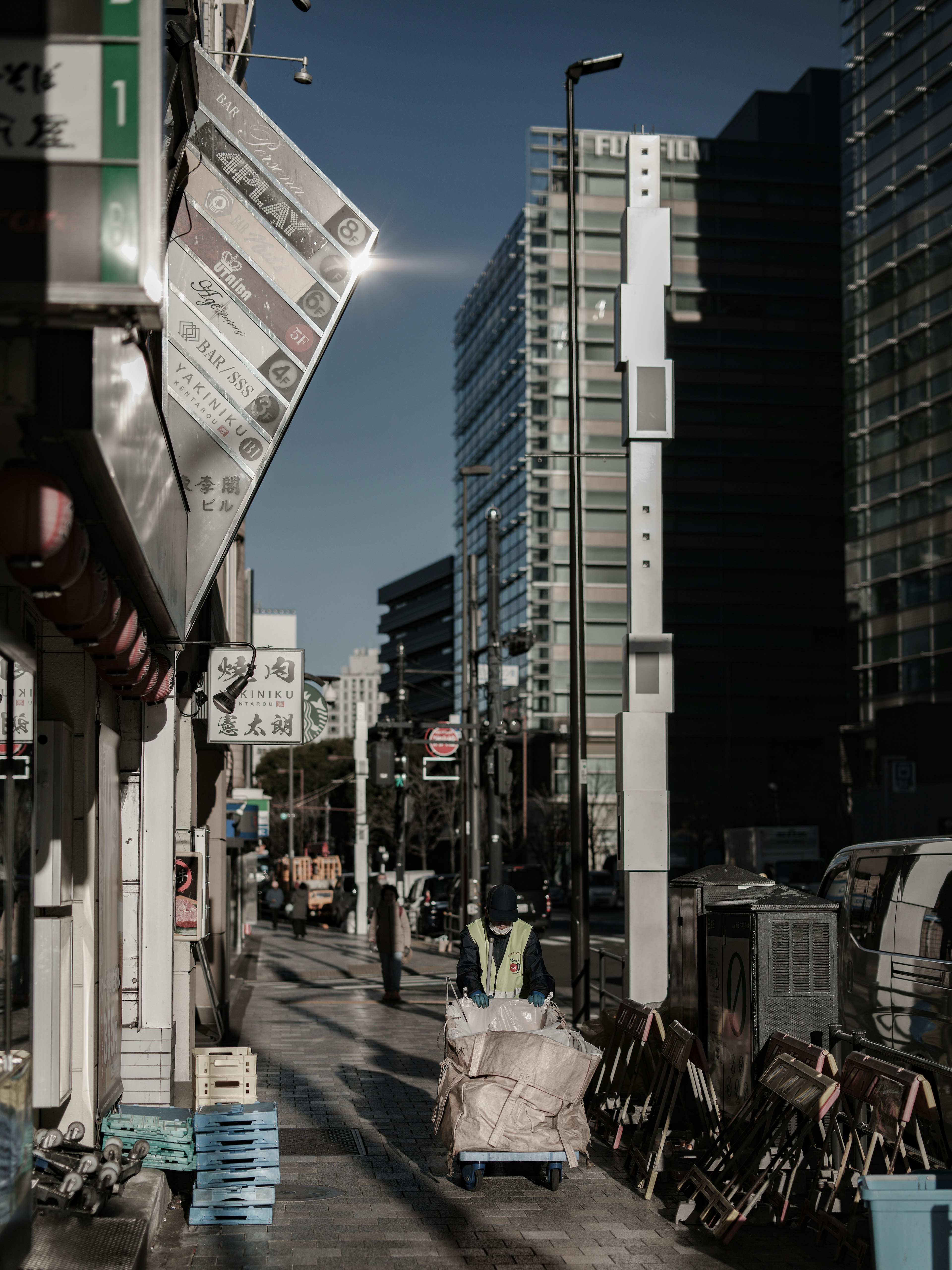 Strada urbana con grattacieli e insegne commerciali