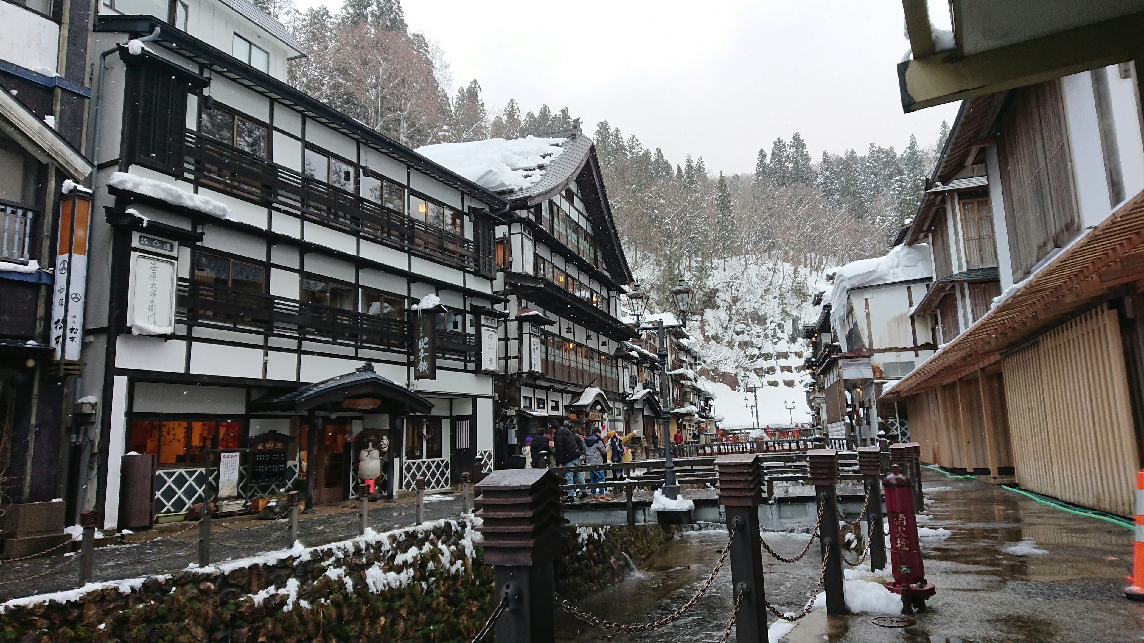 Bâtiments traditionnels dans une ville thermale enneigée avec une atmosphère sereine