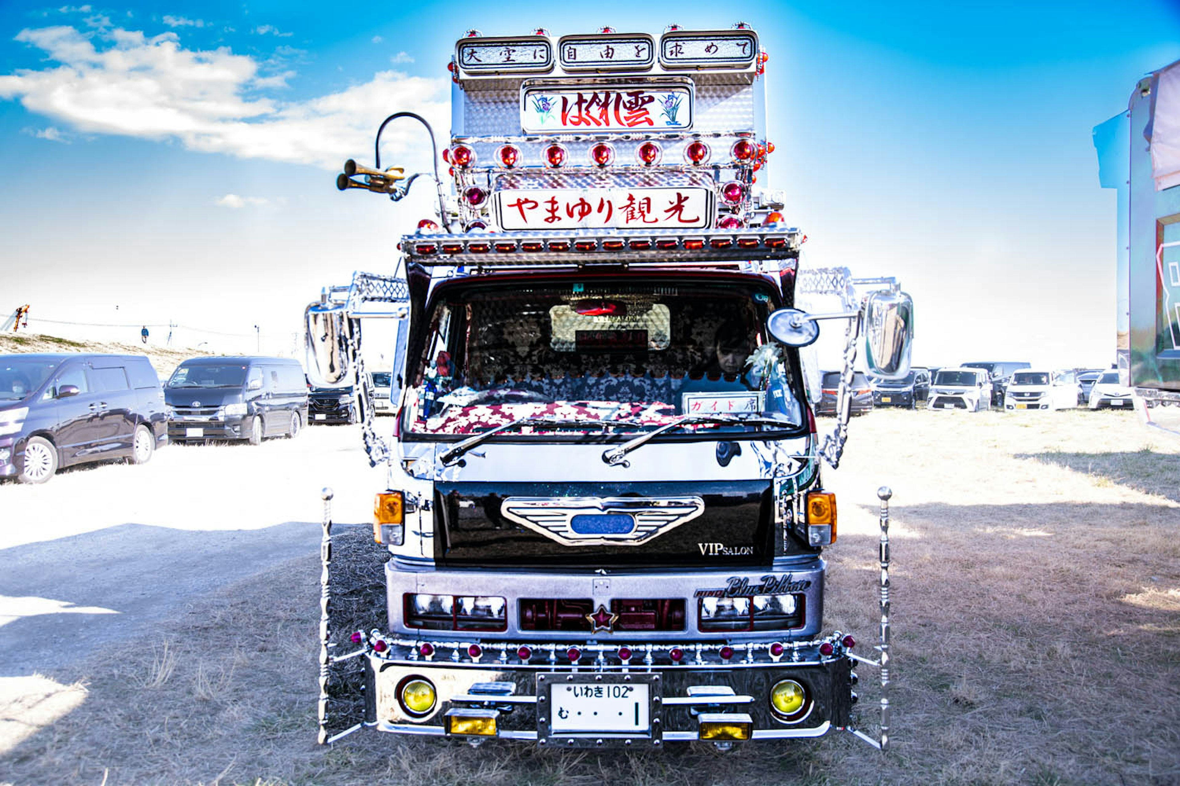 Un camion decorato con decorazioni uniche e colori vivaci