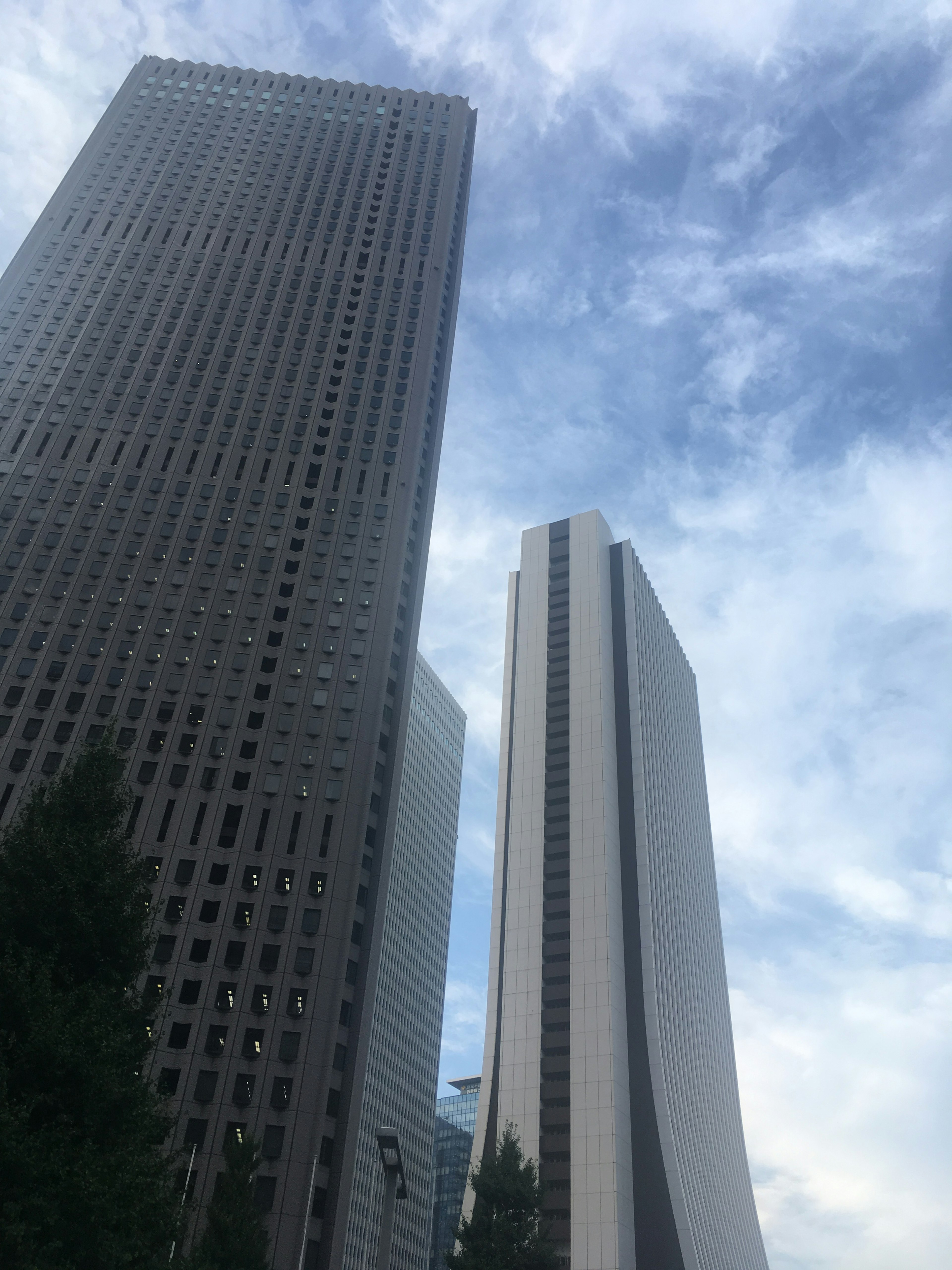 Stadtansicht mit hohen Gebäuden und blauem Himmel