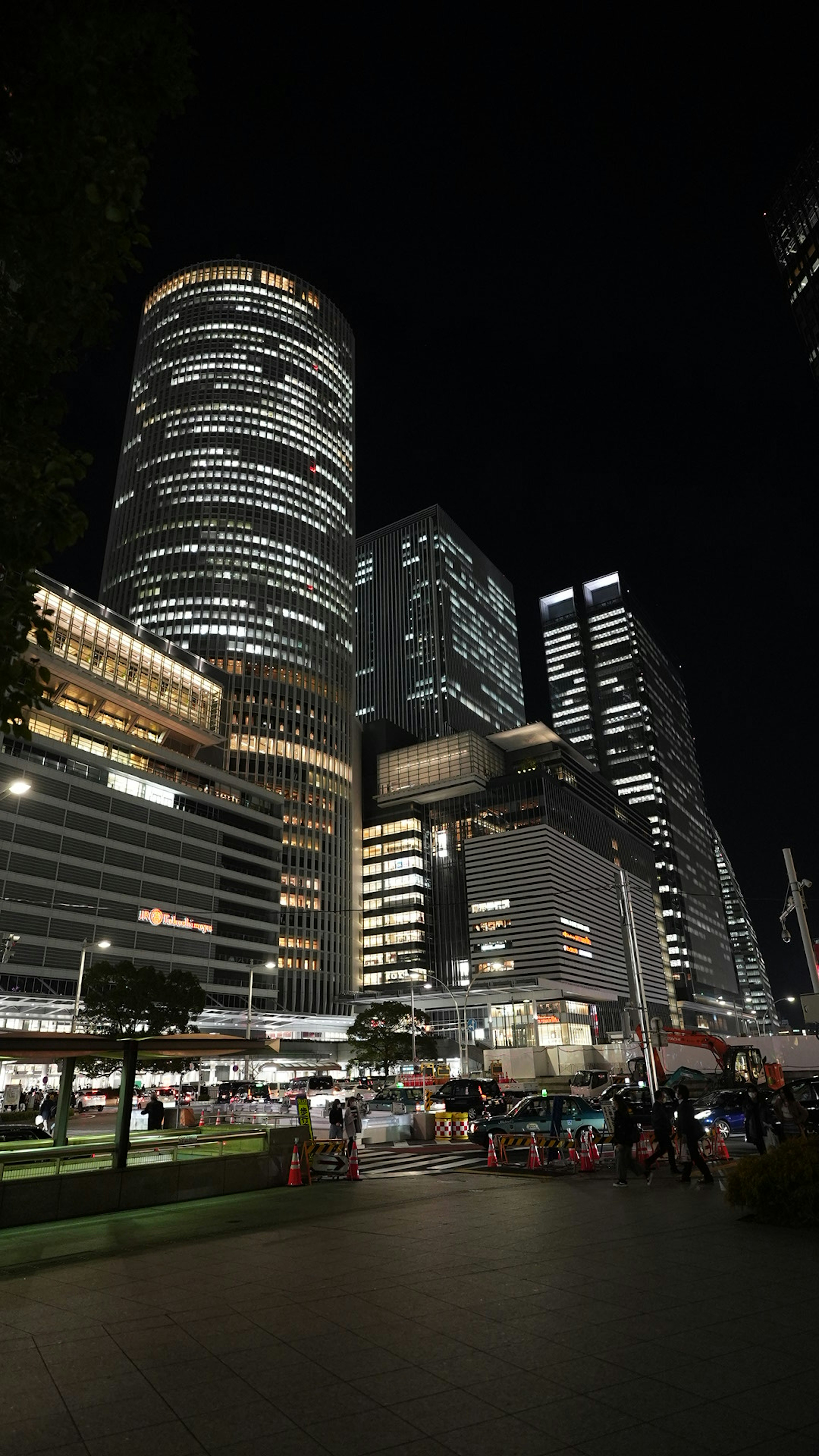 Pemandangan malam gedung pencakar langit dan suasana jalanan yang ramai