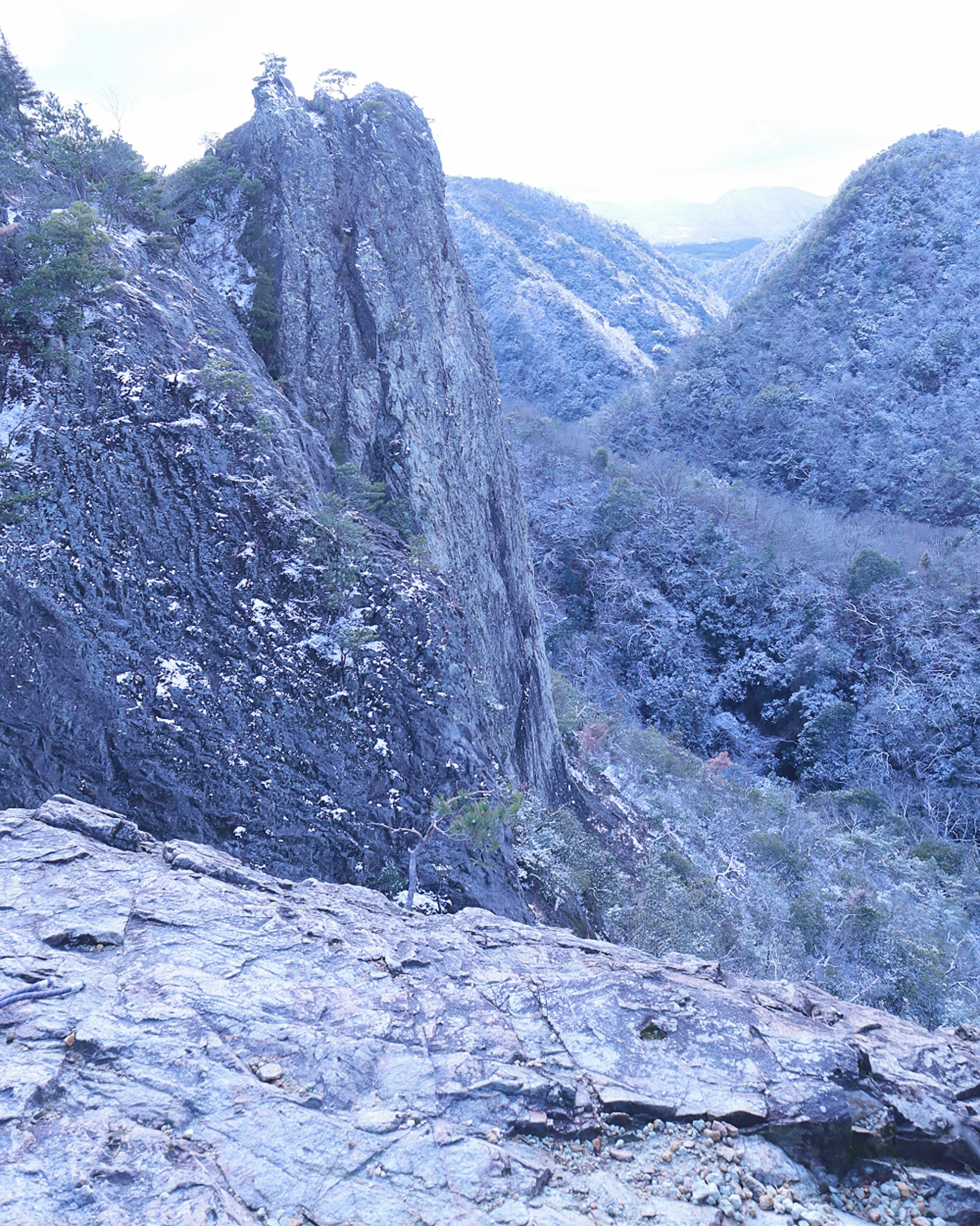 Paisaje montañoso rocoso azul con acantilados empinados