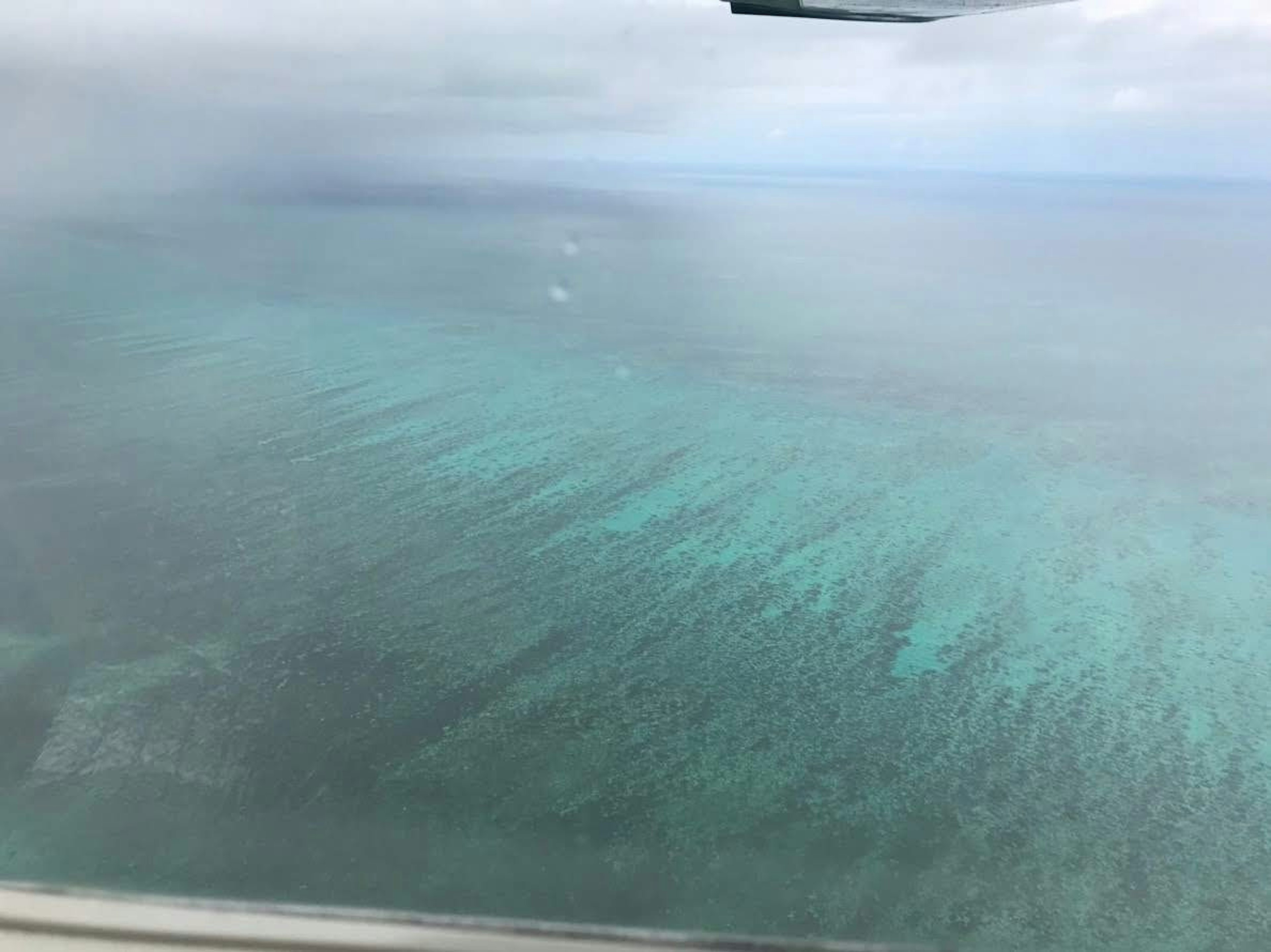 Vista aérea de aguas turquesas con patrones de olas visibles