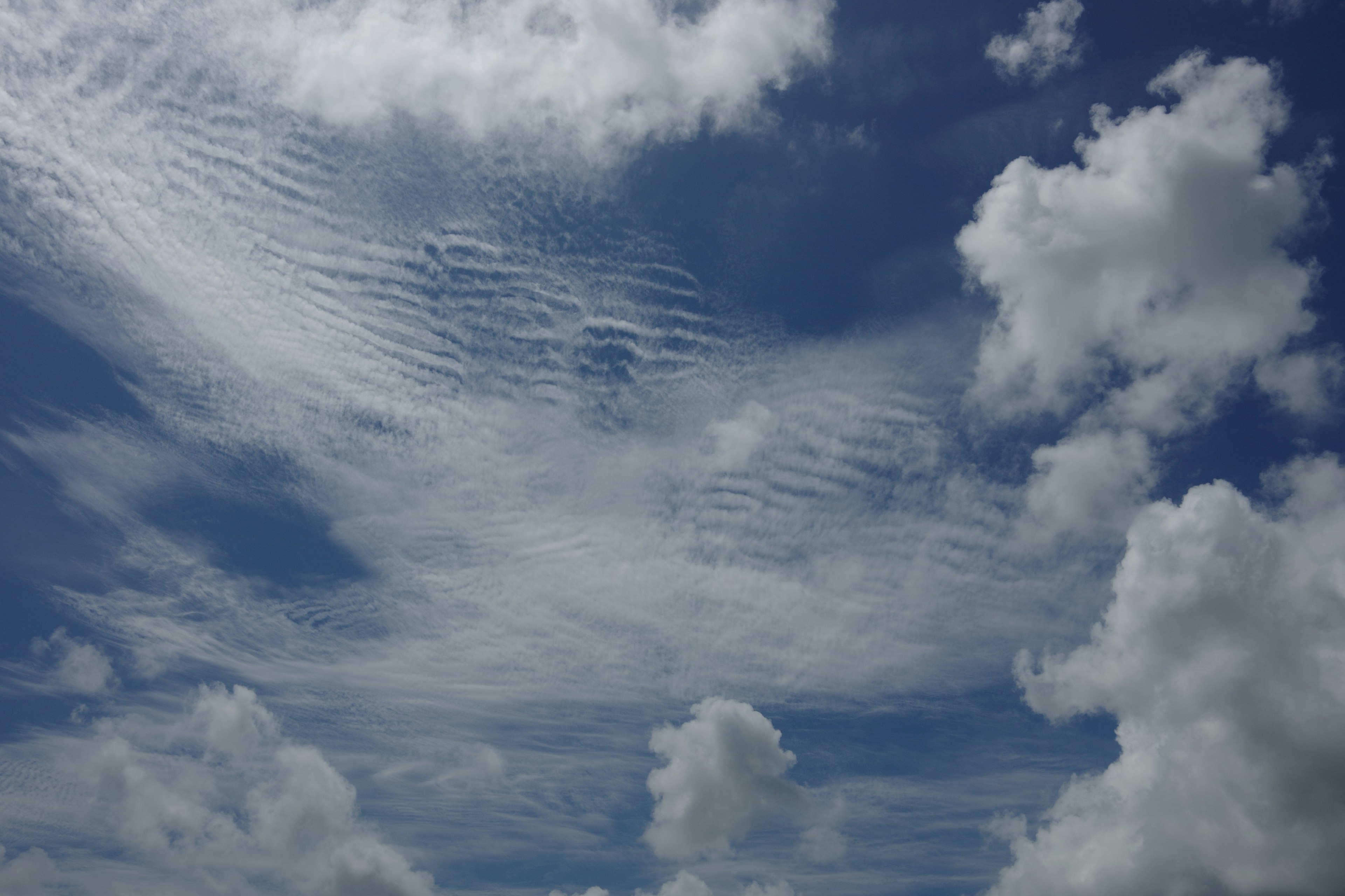 Nuvole bianche e strati di nuvole in un cielo blu