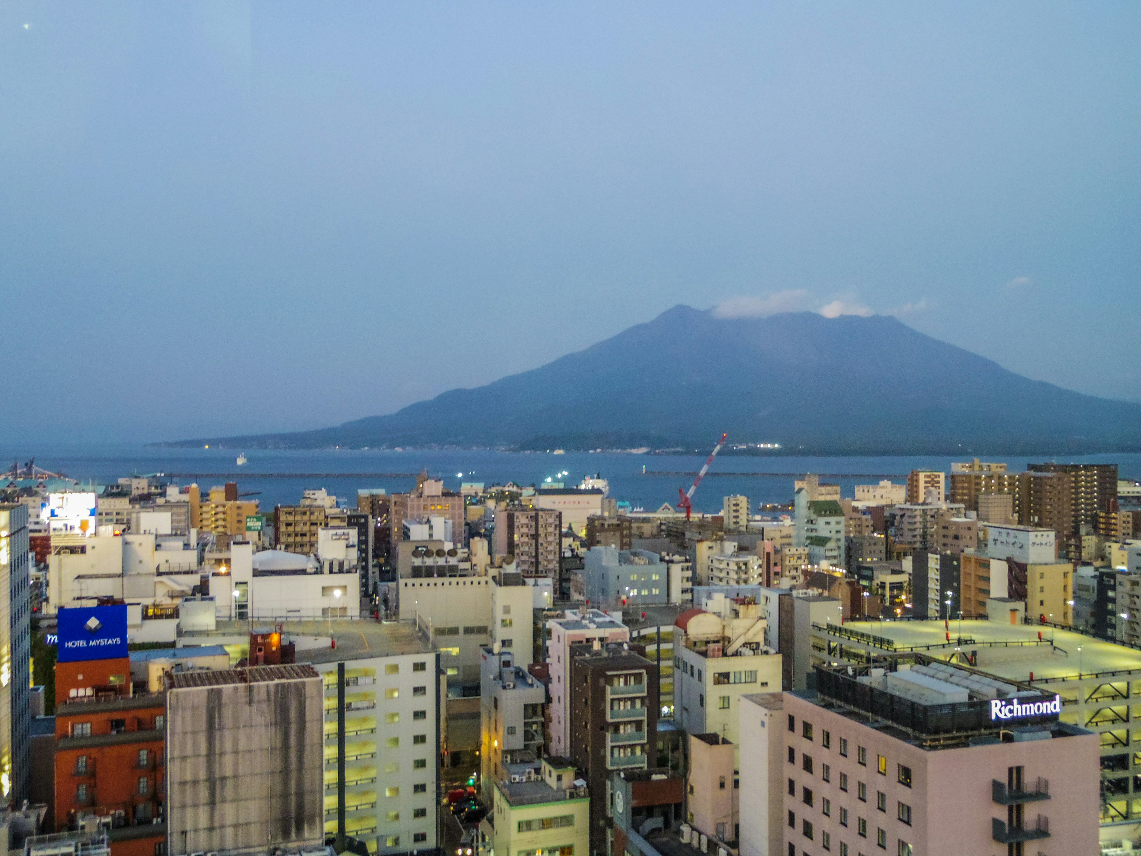 桜島を背景にした鹿児島の夜景ビル群