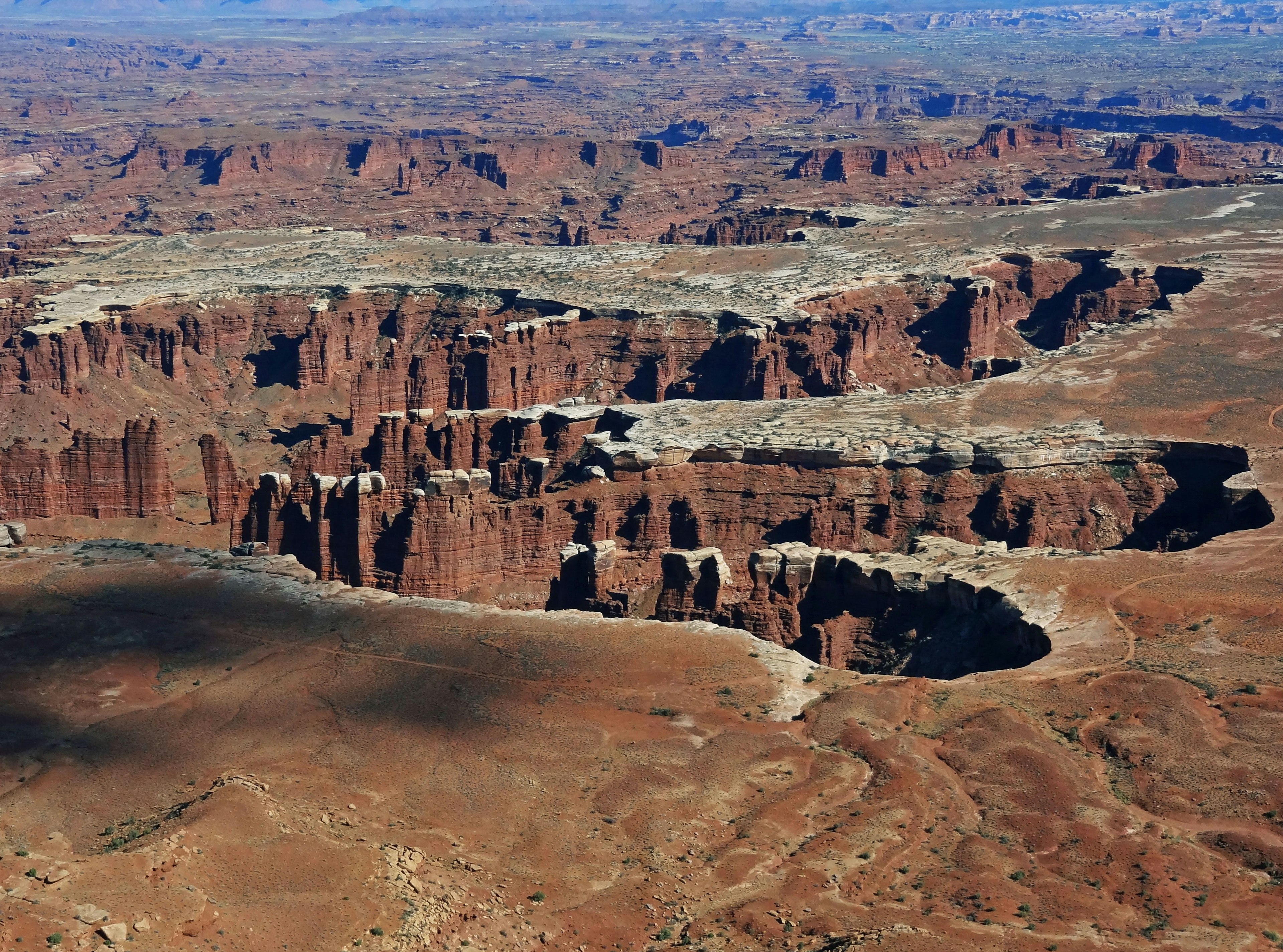 Paisaje expansivo de cañones rojizos y formaciones rocosas