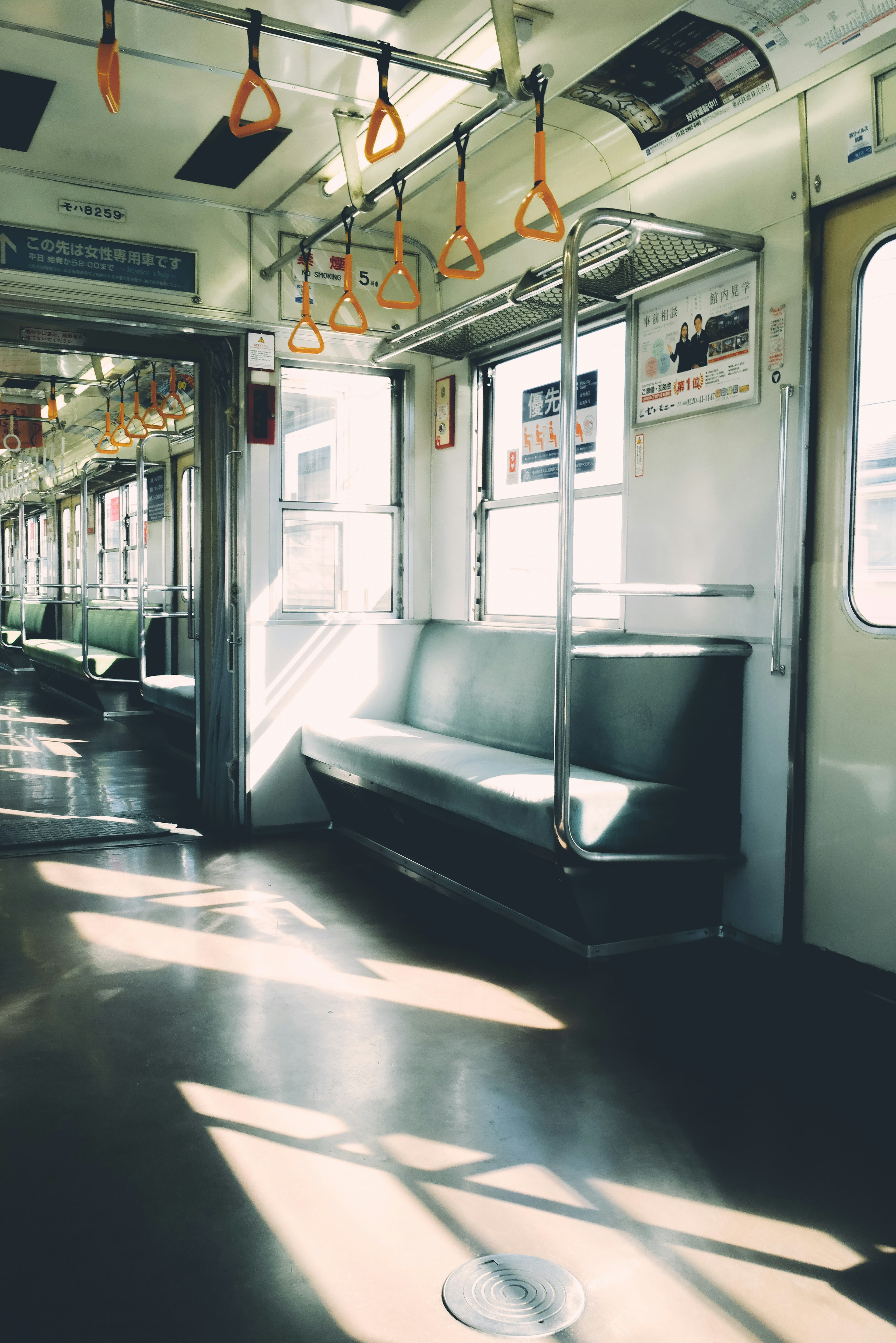 Innenraum eines ruhigen U-Bahn-Wagens mit Sonnenlicht