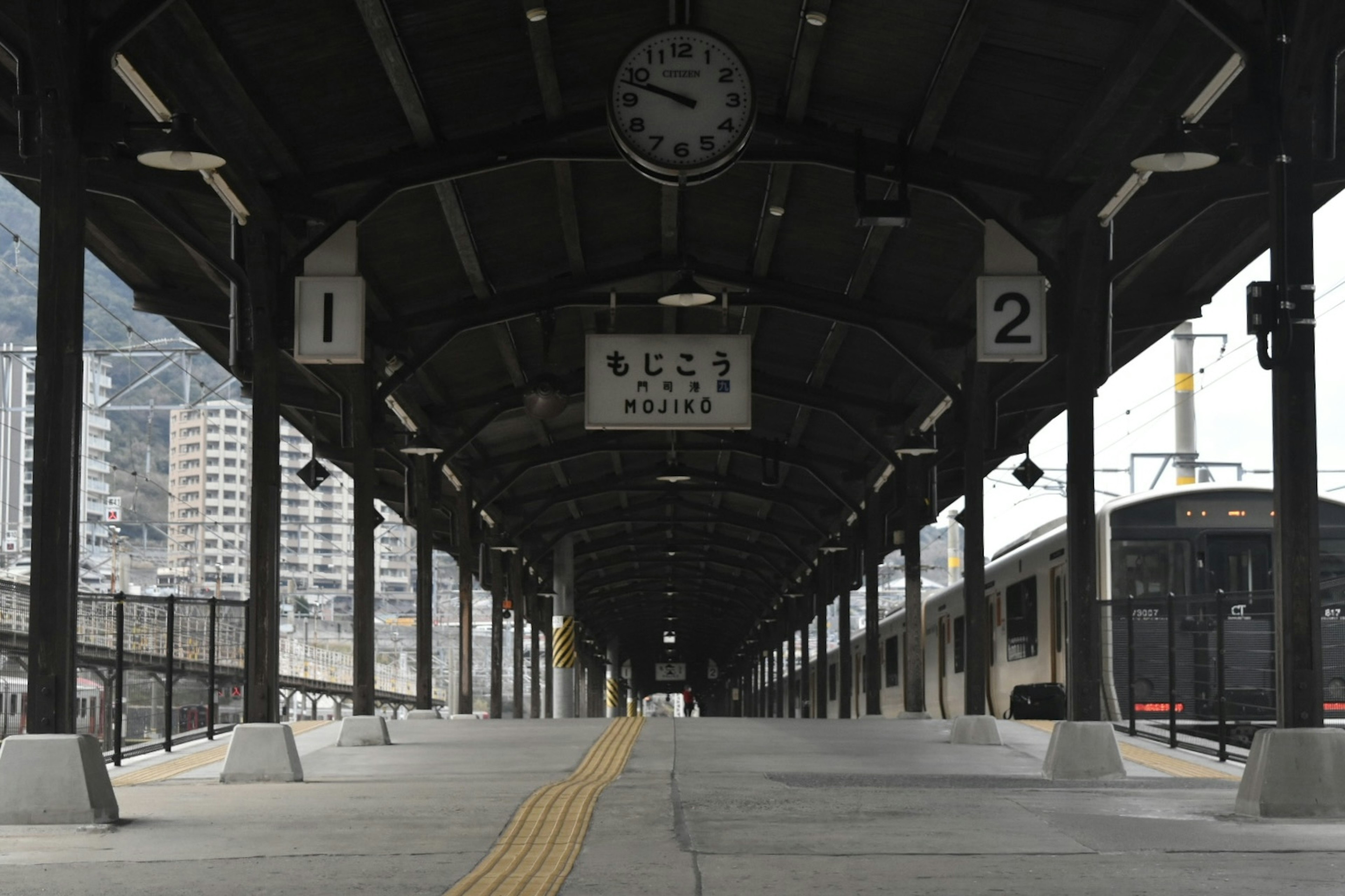 Bahnhofplattform mit Uhr und Gleisindikatoren