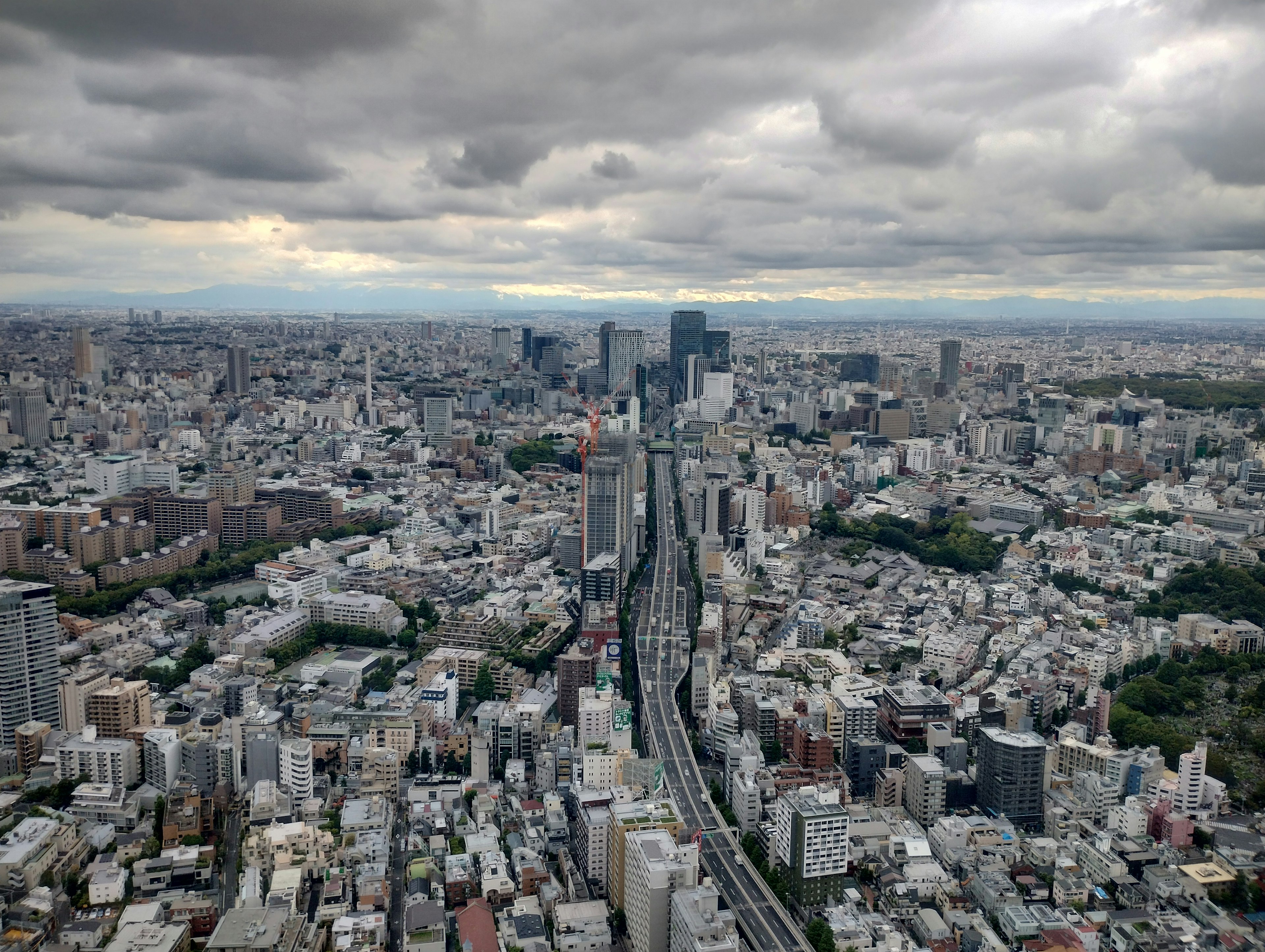 Vista aerea di un paesaggio urbano con grattacieli e strade tortuose