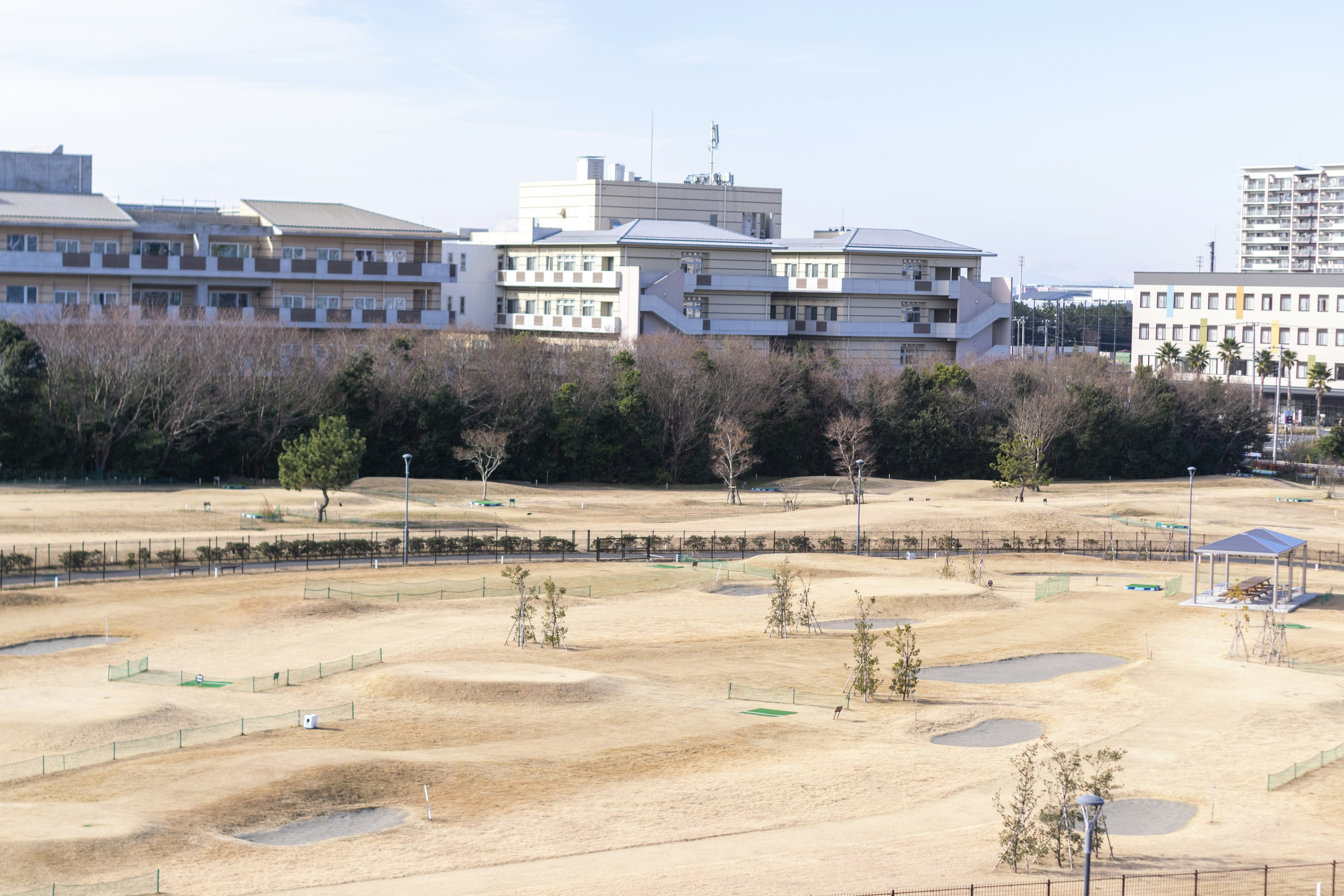 学校の建物と乾燥した公園の景色