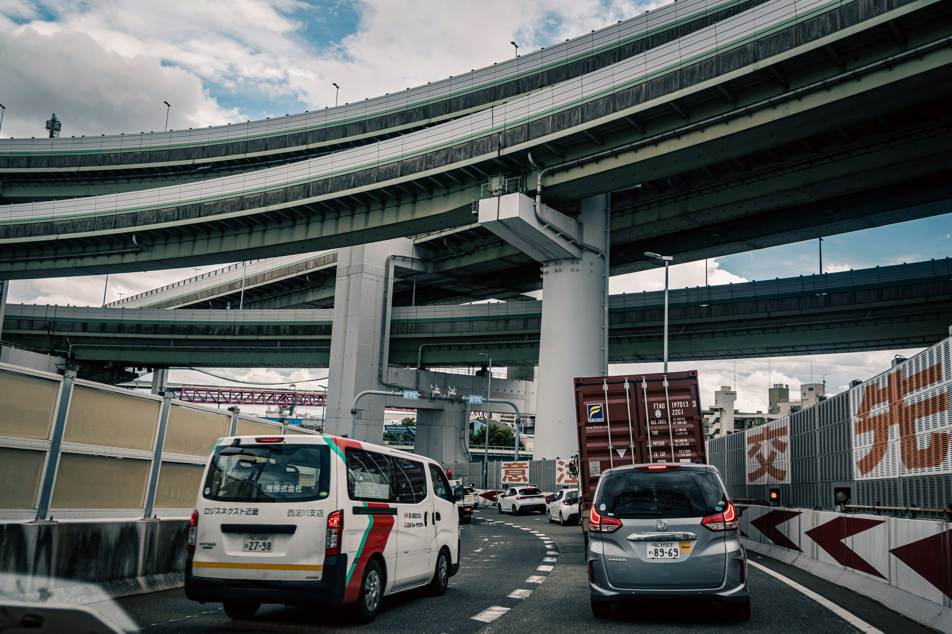 Scène urbaine avec autoroutes surélevées et véhicules