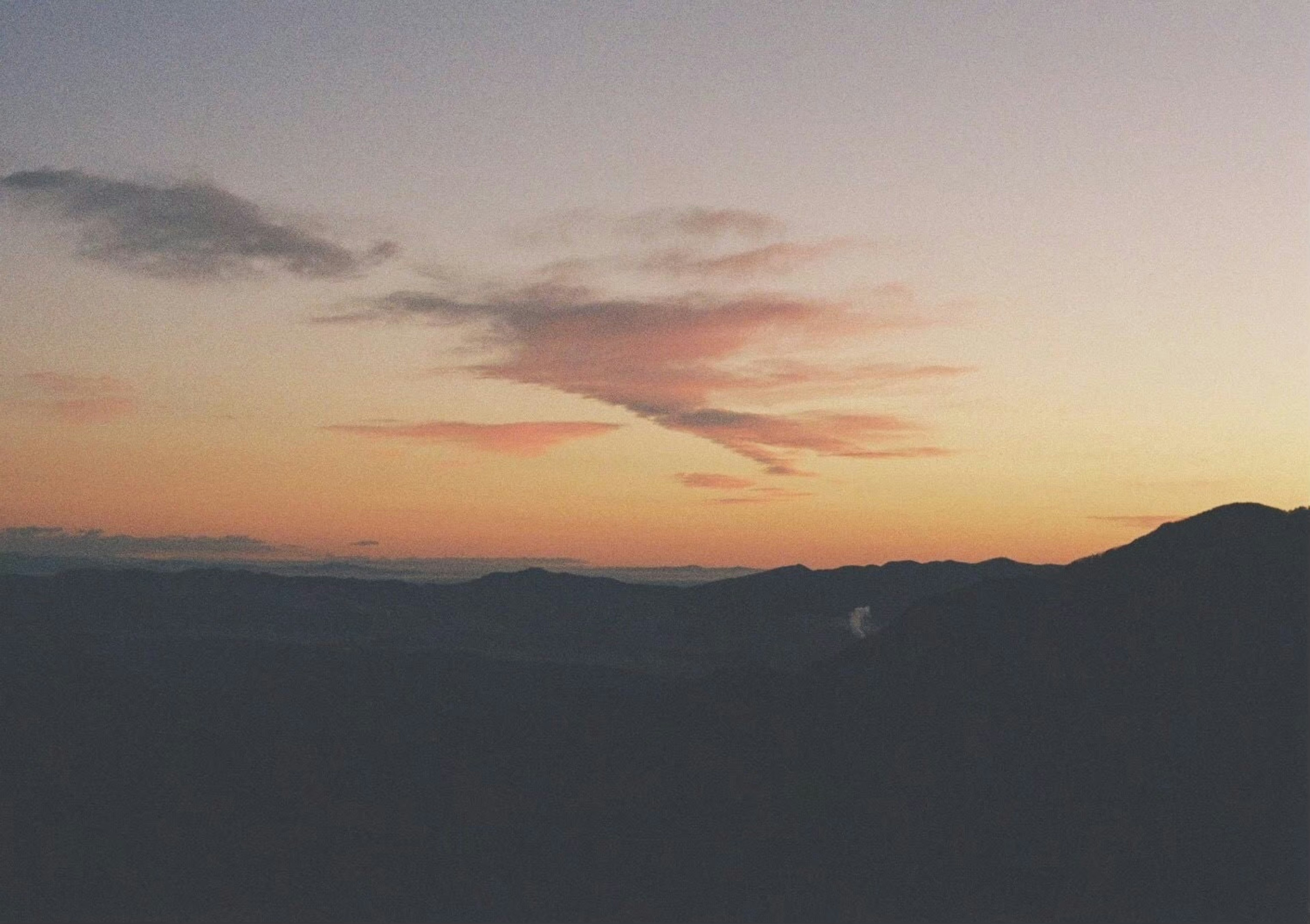 Schöne Sonnenuntergangslandschaft mit Bergen