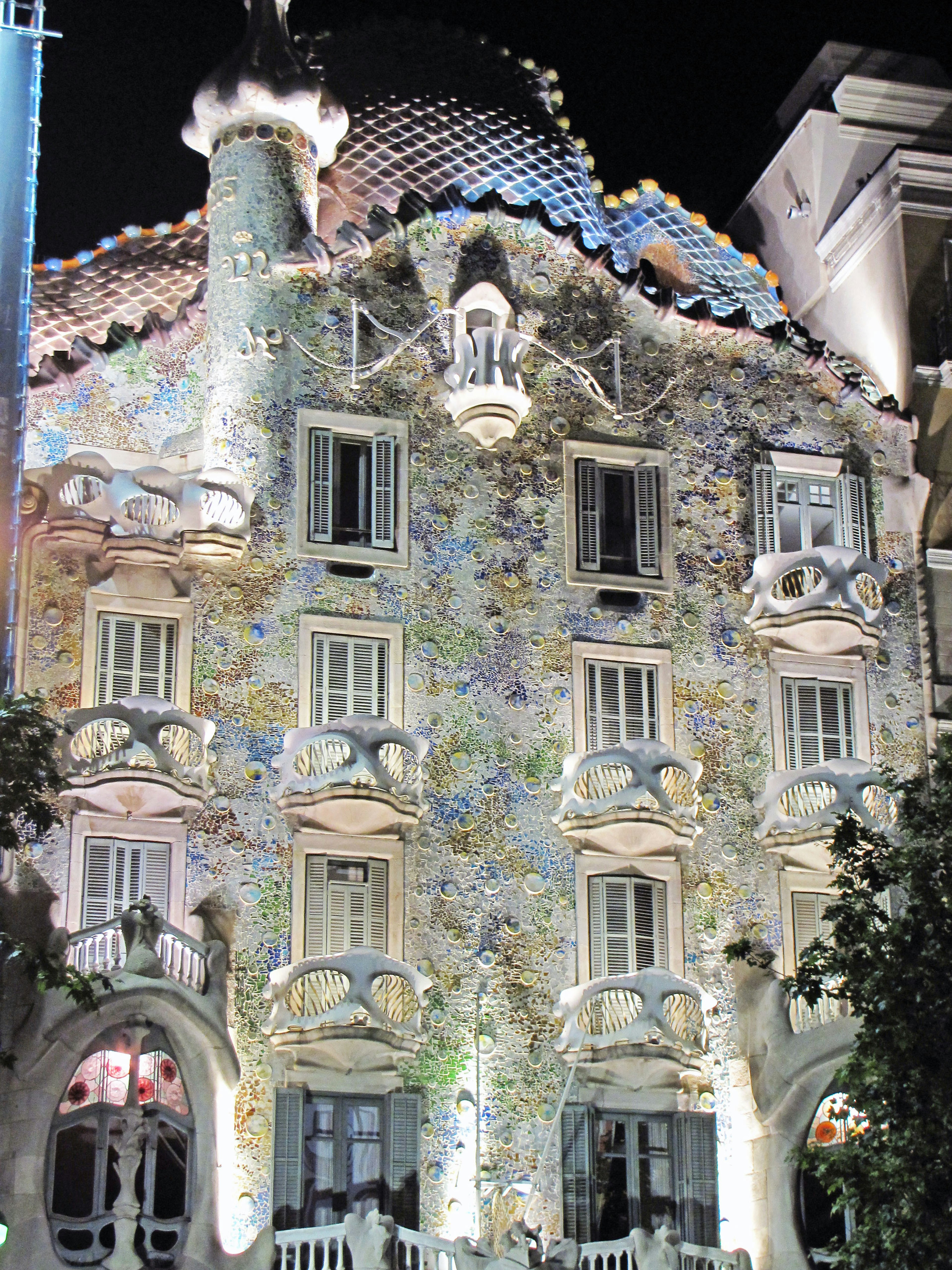 Mặt tiền đẹp của Casa Batlló ở Barcelona vào ban đêm