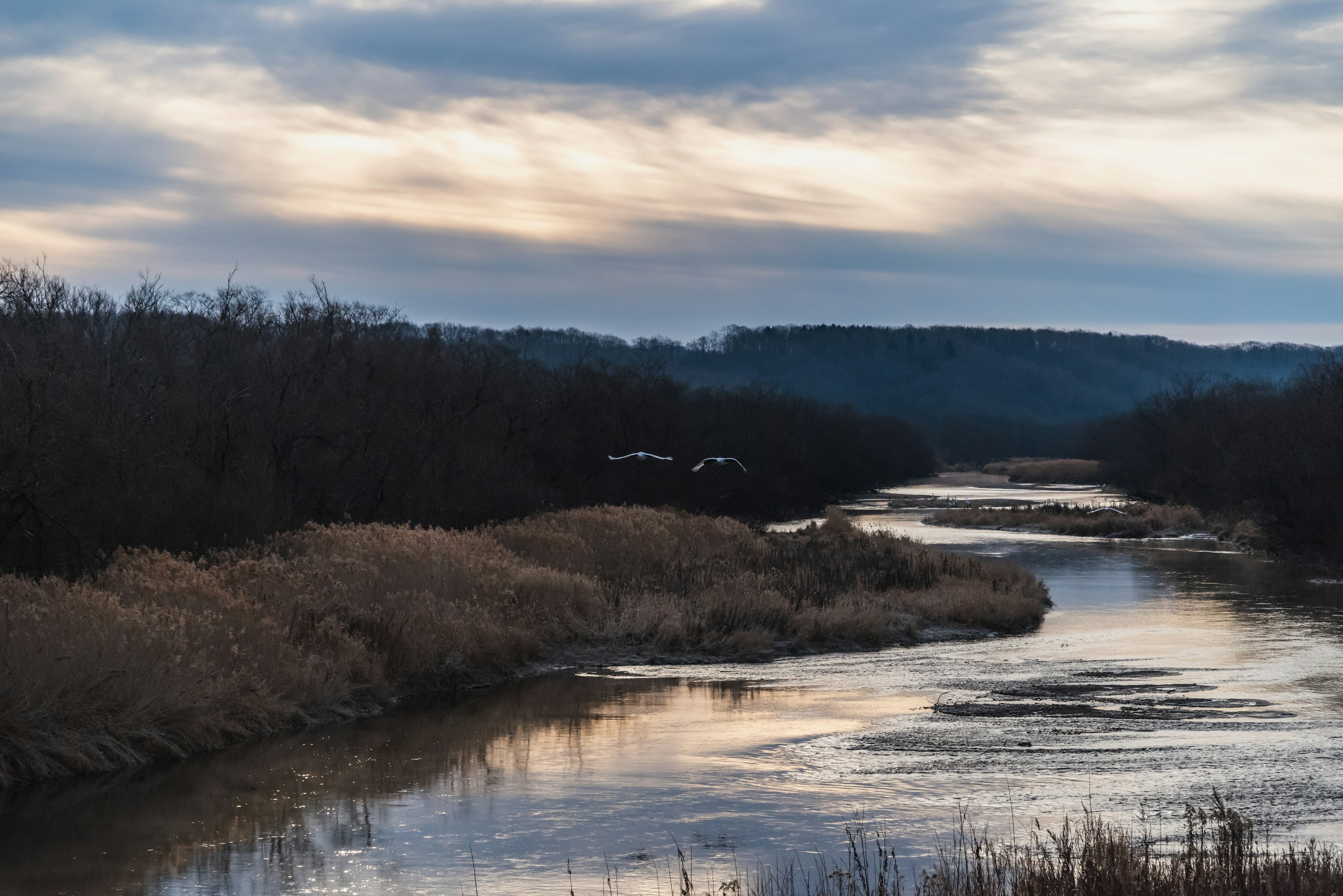 Paisaje de río sereno con cielo al atardecer