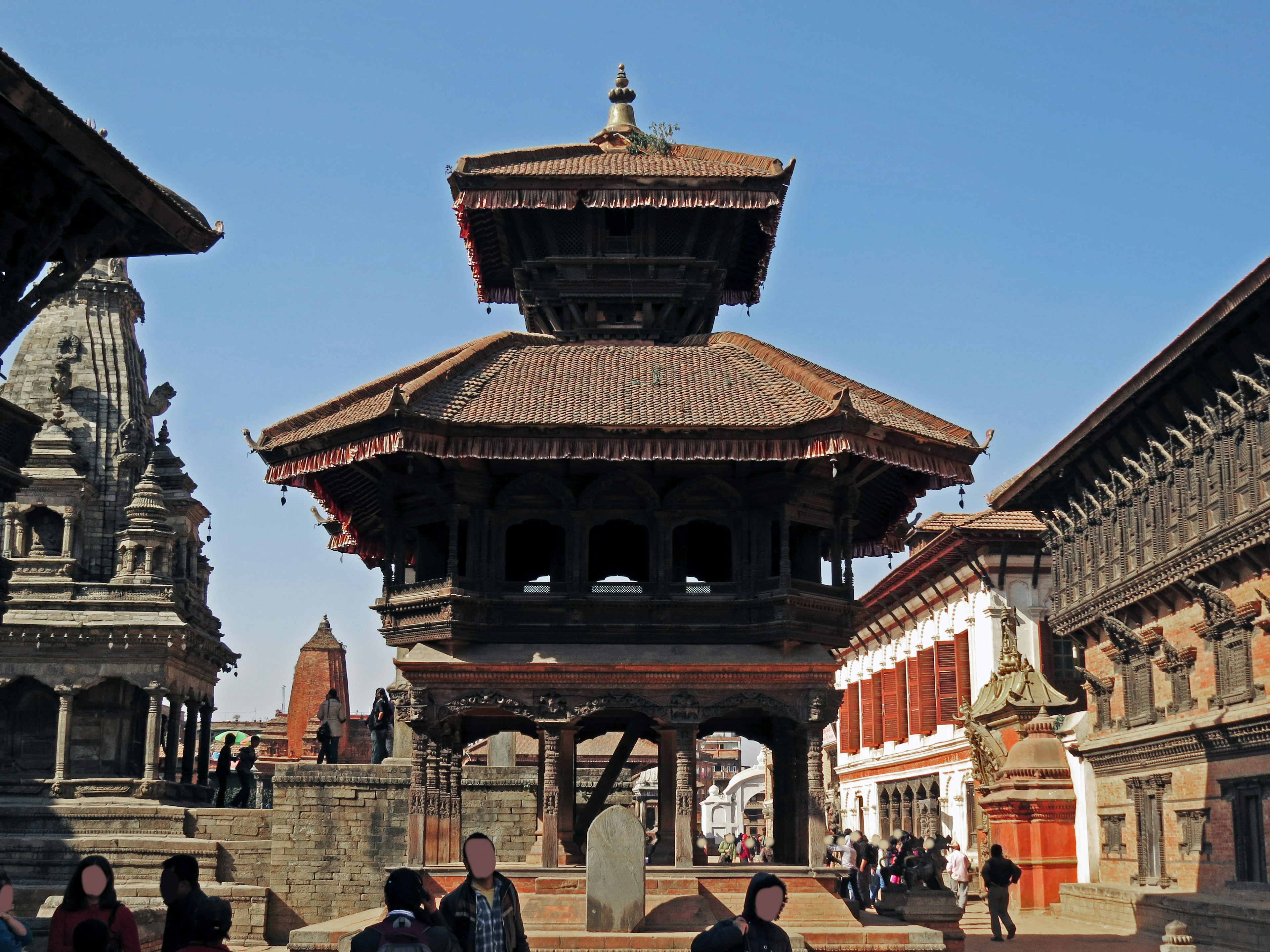 Traditionelle Tempelstruktur am Durbar Platz in Kathmandu mit historischer Architektur drumherum