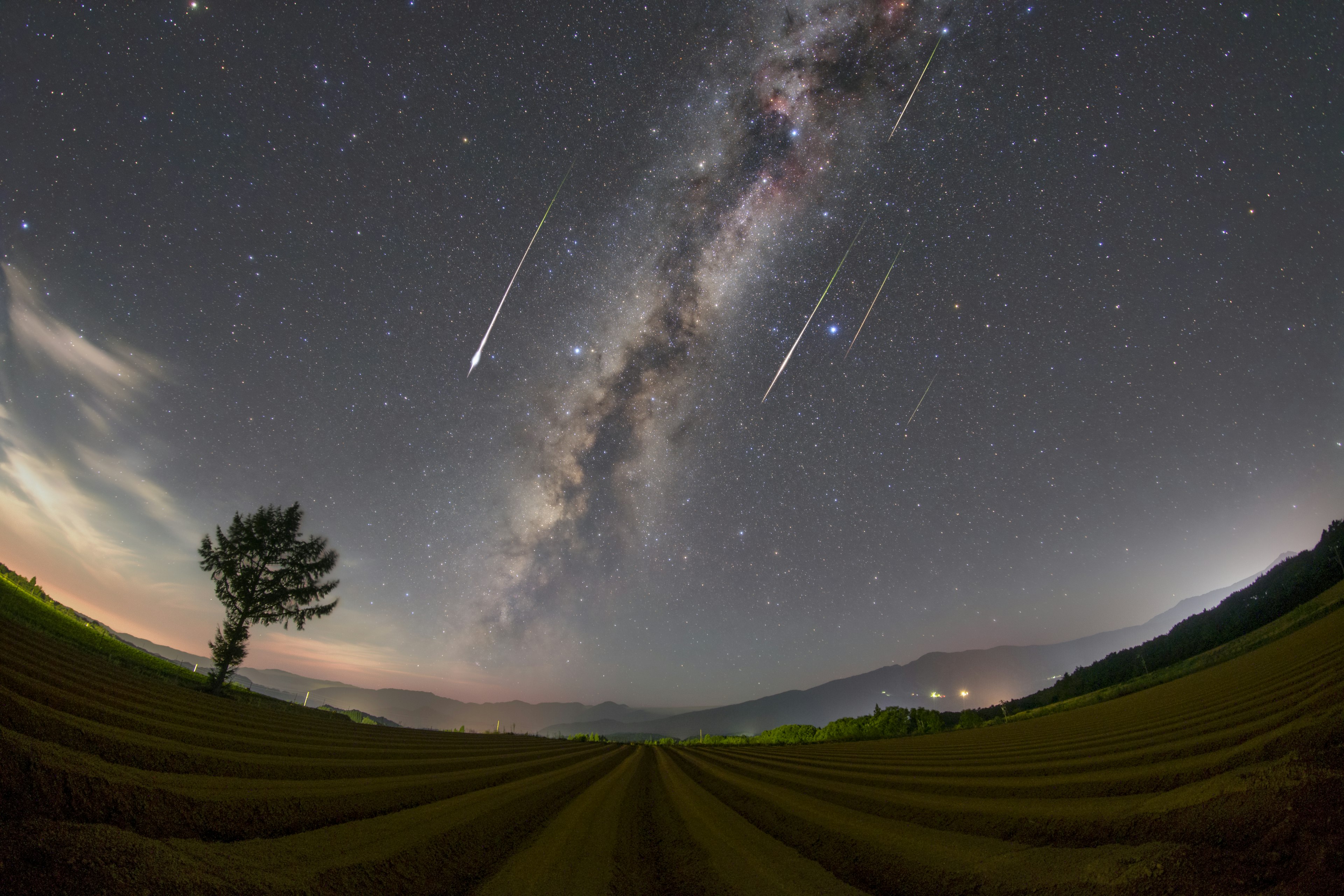 星空の下に広がる田園風景と天の川