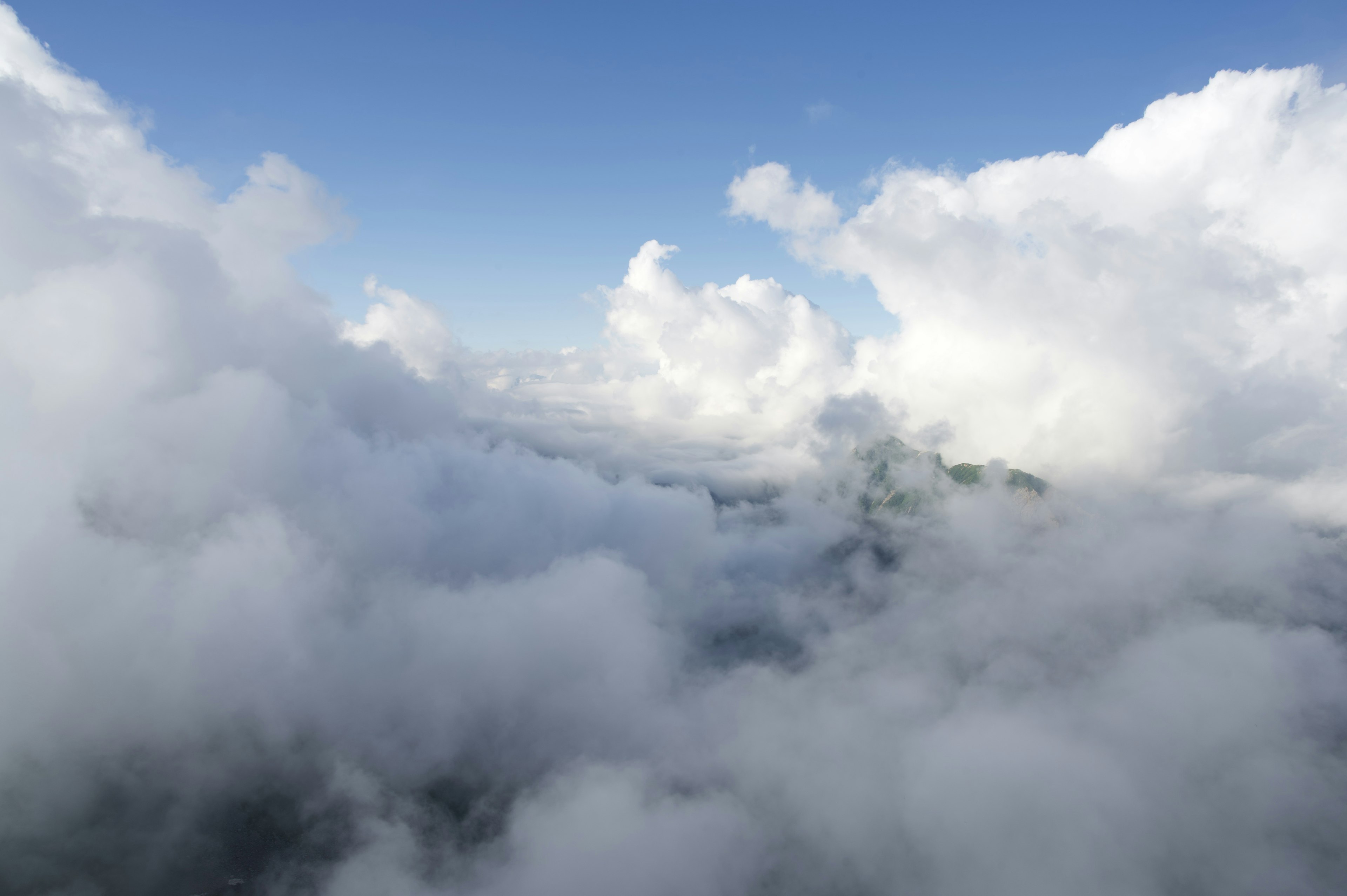 青空と雲に覆われた風景　穏やかな雲の層が広がる