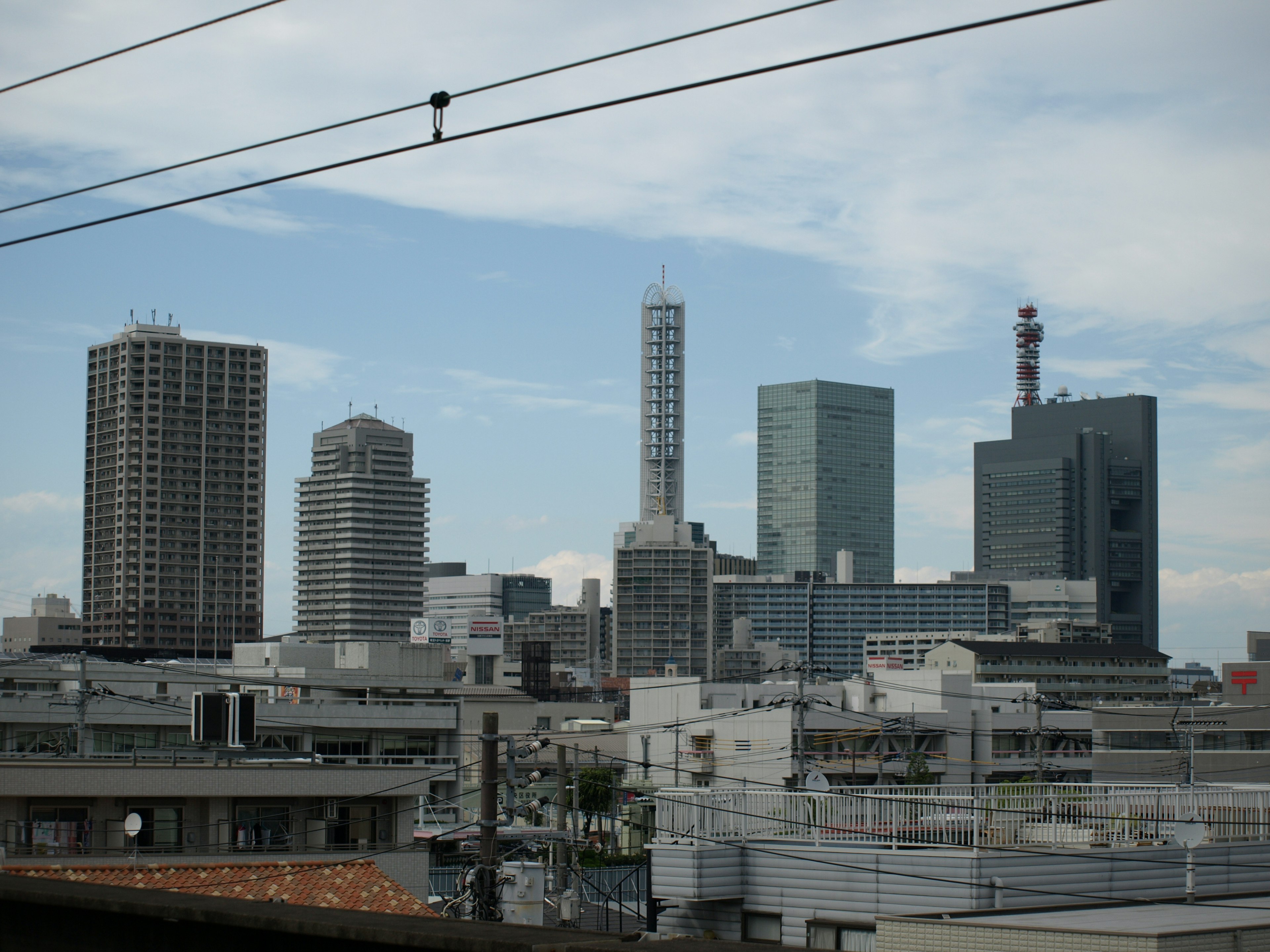 Skyline urbain avec des gratte-ciels sous un ciel bleu et des nuages