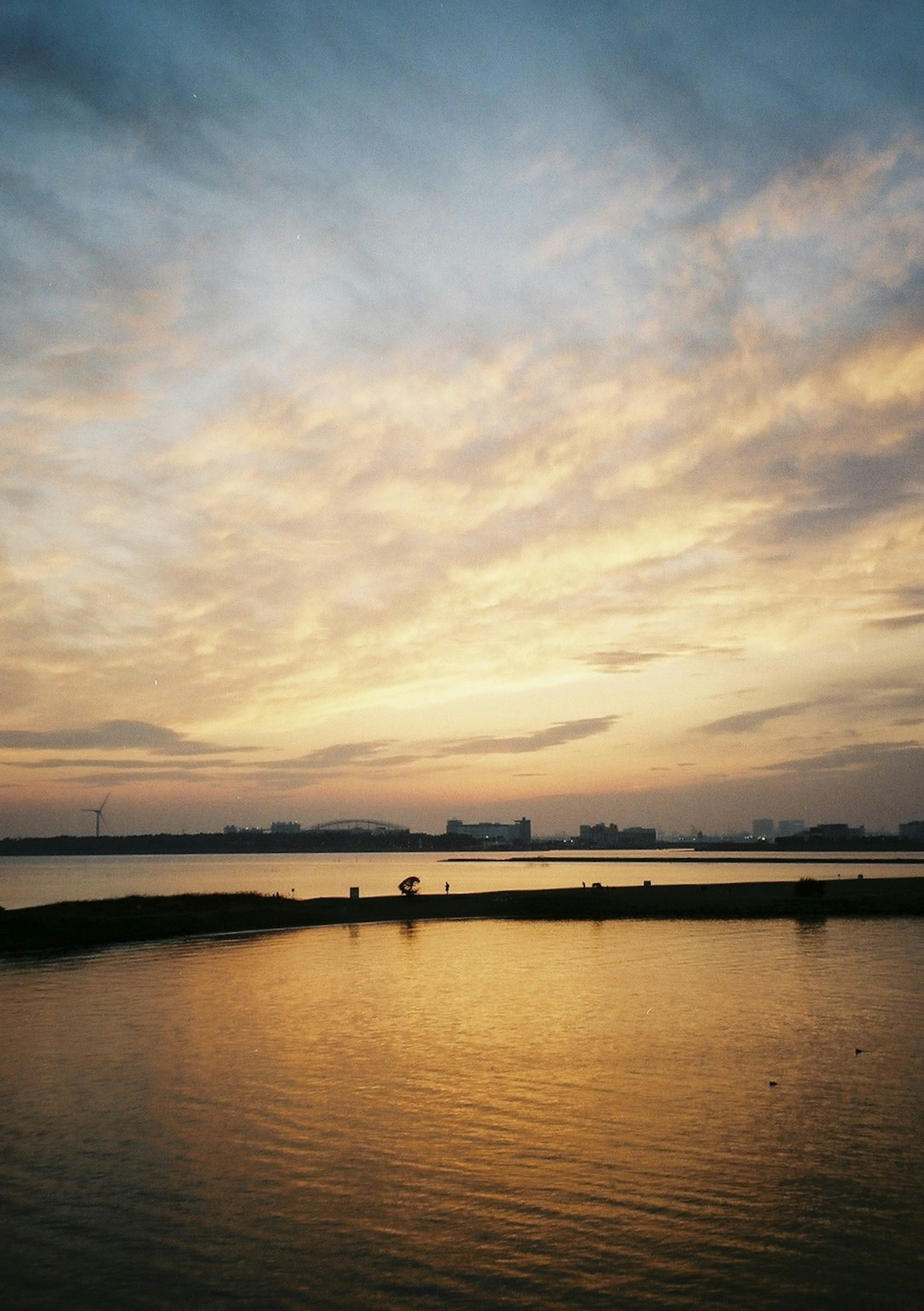 ท้องฟ้าพระอาทิตย์ตกที่สวยงามสะท้อนอยู่บนผืนน้ำที่สงบ