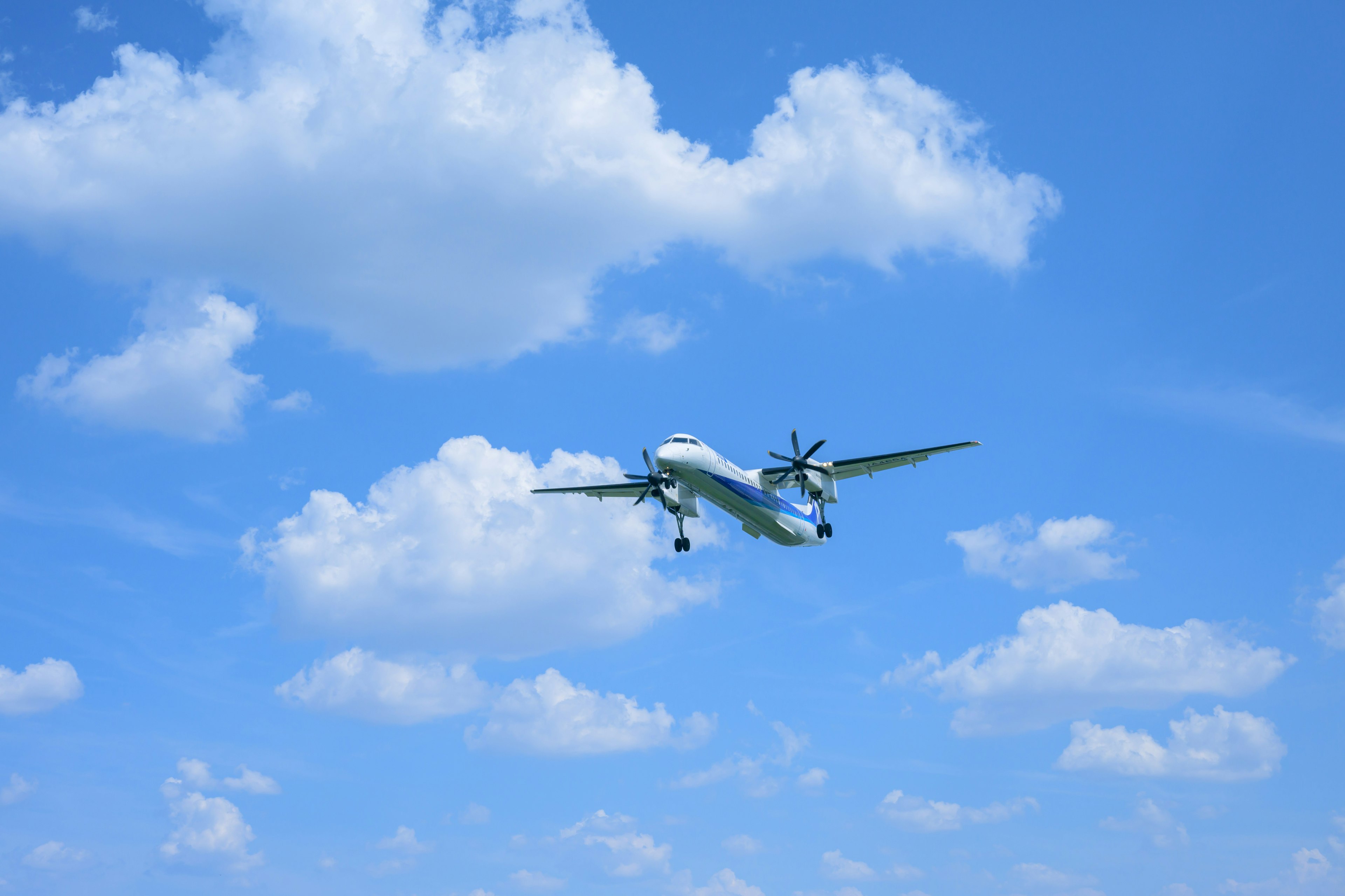 Propellerflugzeug fliegt gegen einen blauen Himmel