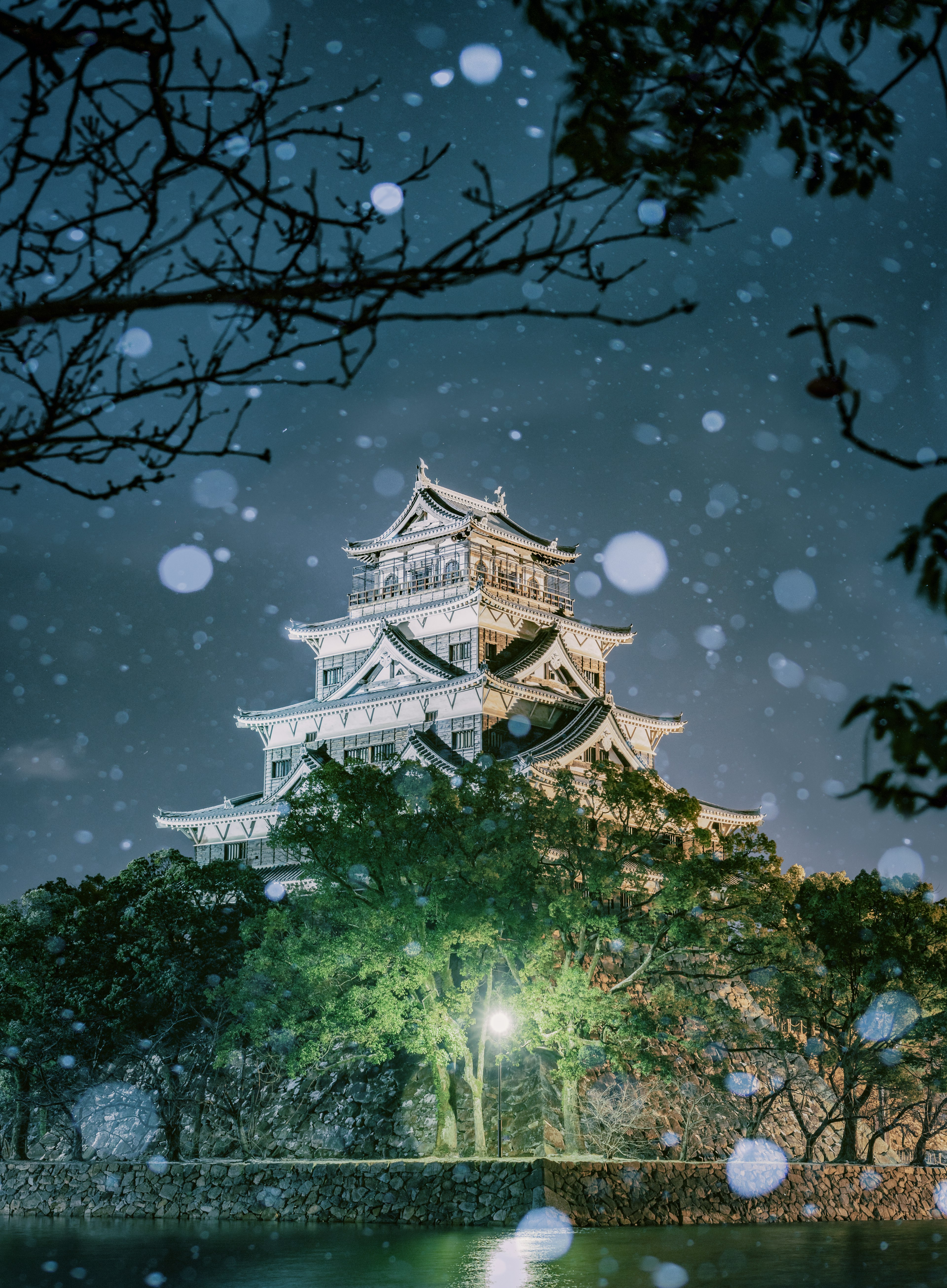 雪の中の美しい城の夜景