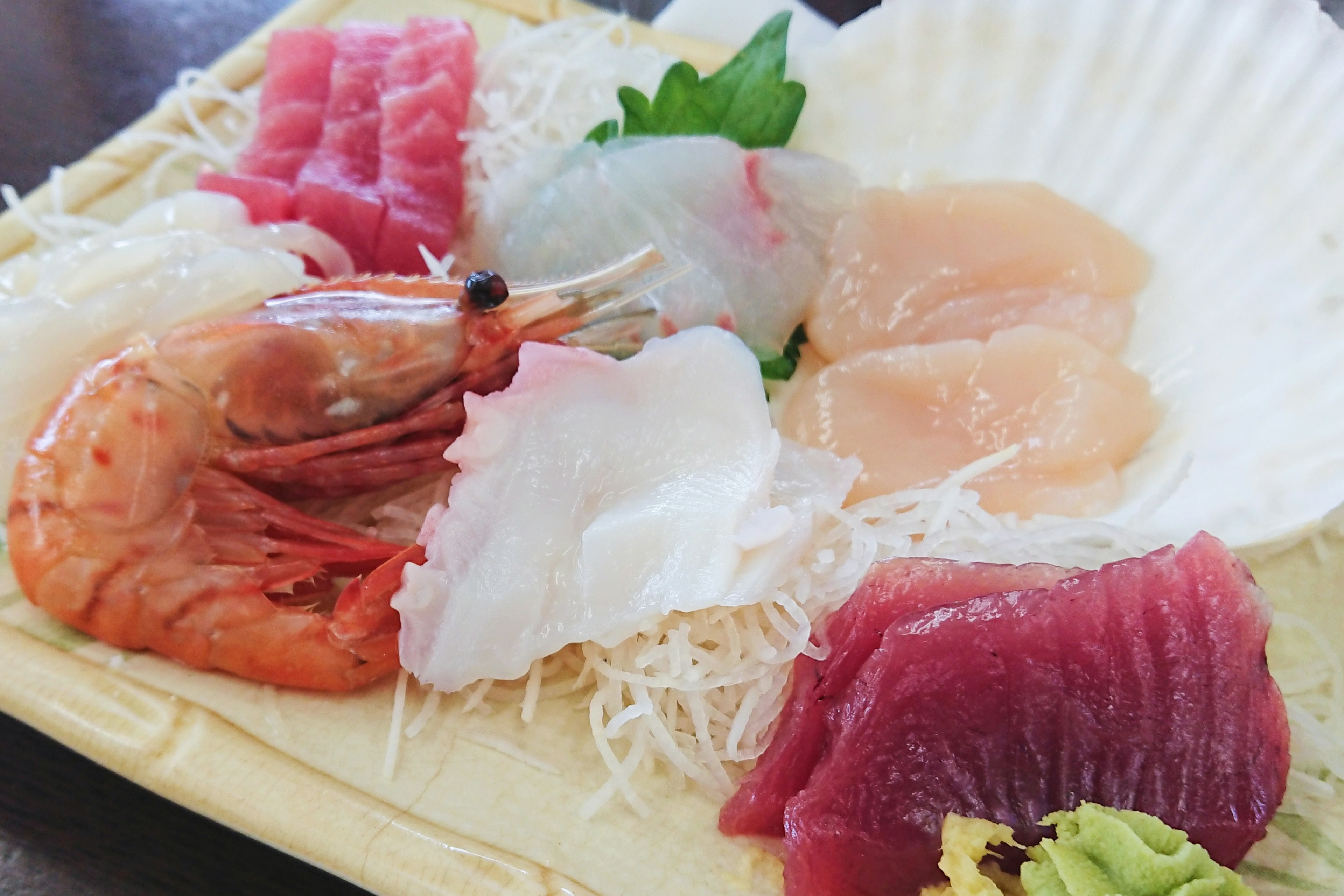 Plateau de sashimi frais avec des crevettes et des tranches de poisson