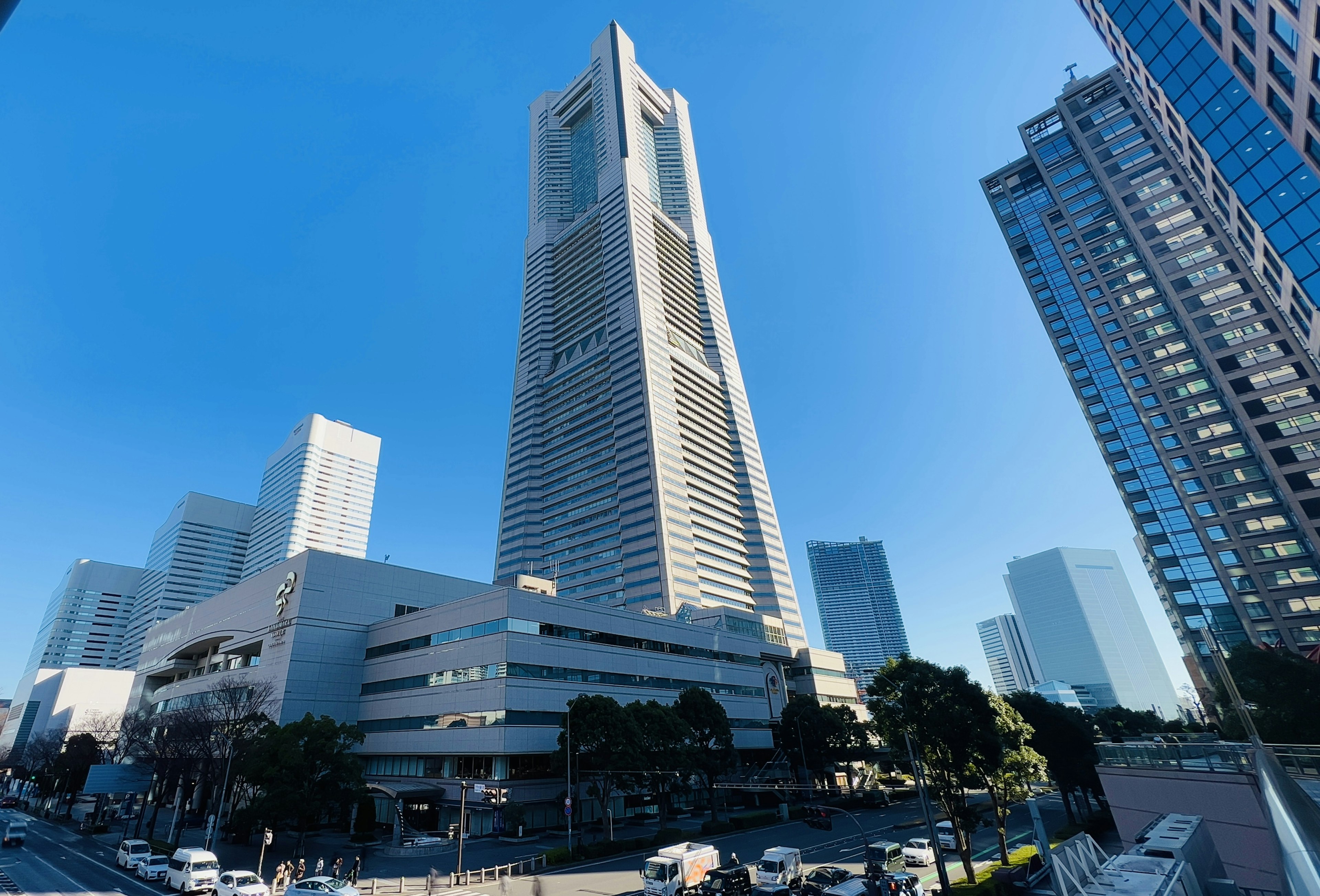 Menara Landmark Yokohama menjulang di latar belakang langit biru yang cerah