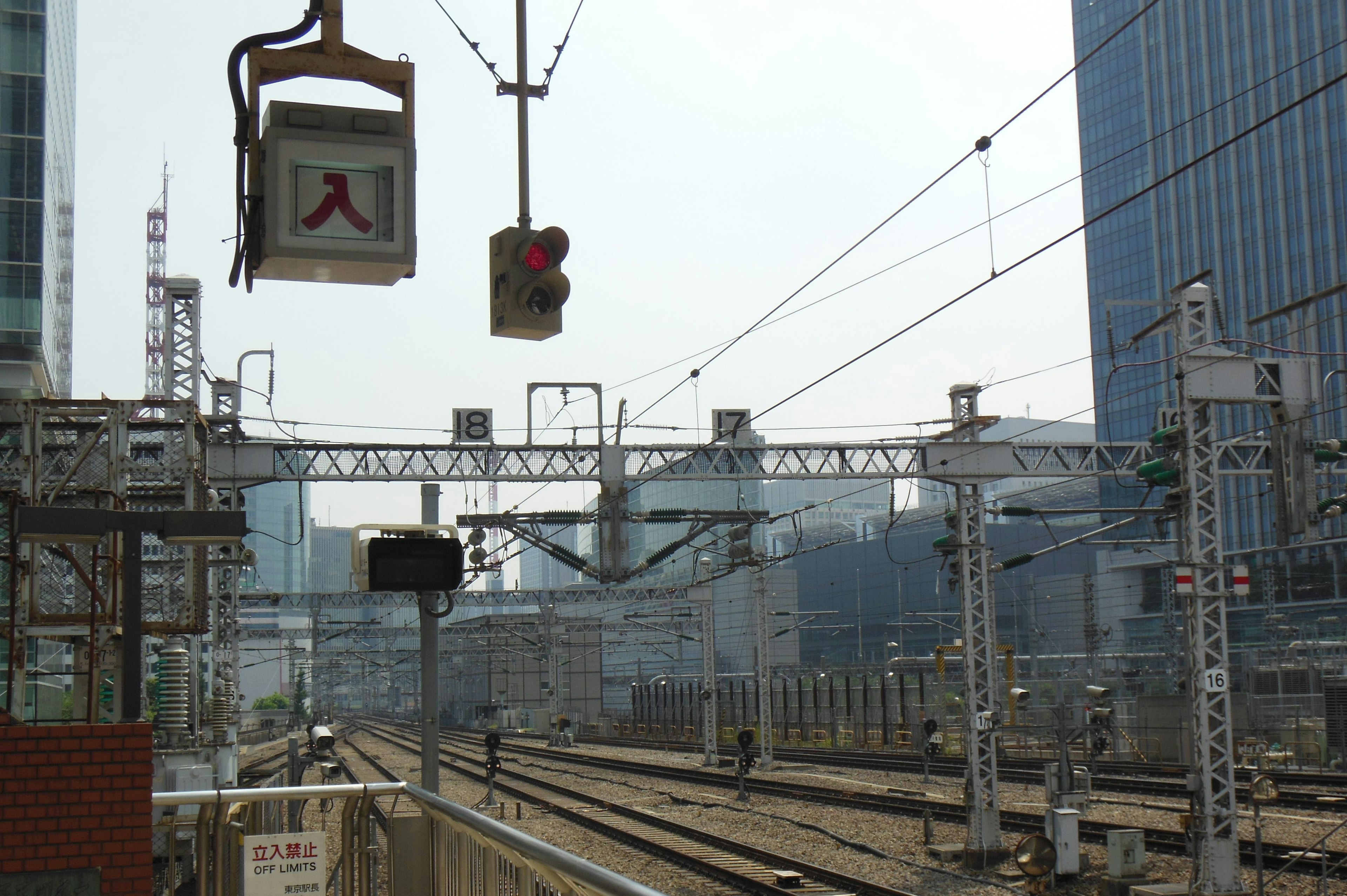 Städtische Landschaft mit Bahnsignalen und Gleisen