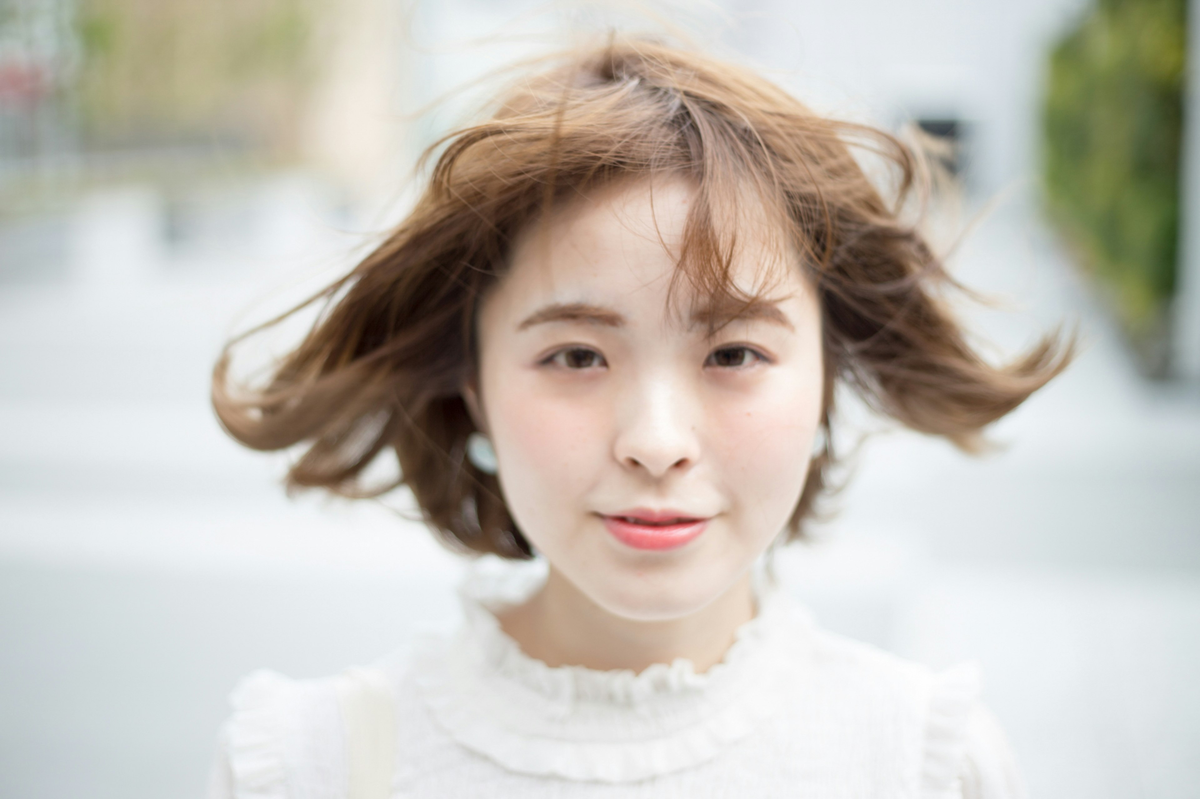 Portrait d'une jeune femme avec des cheveux au vent