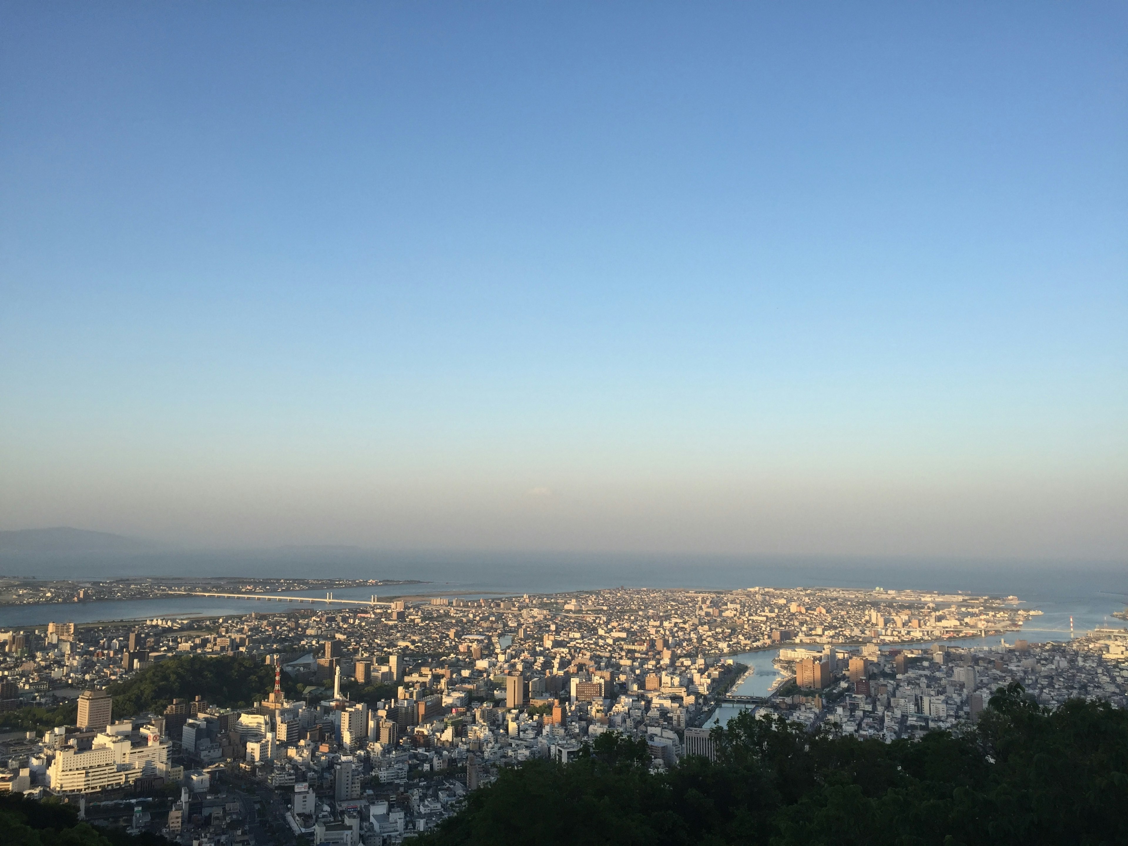 Hermosa vista de la costa y el horizonte de la ciudad